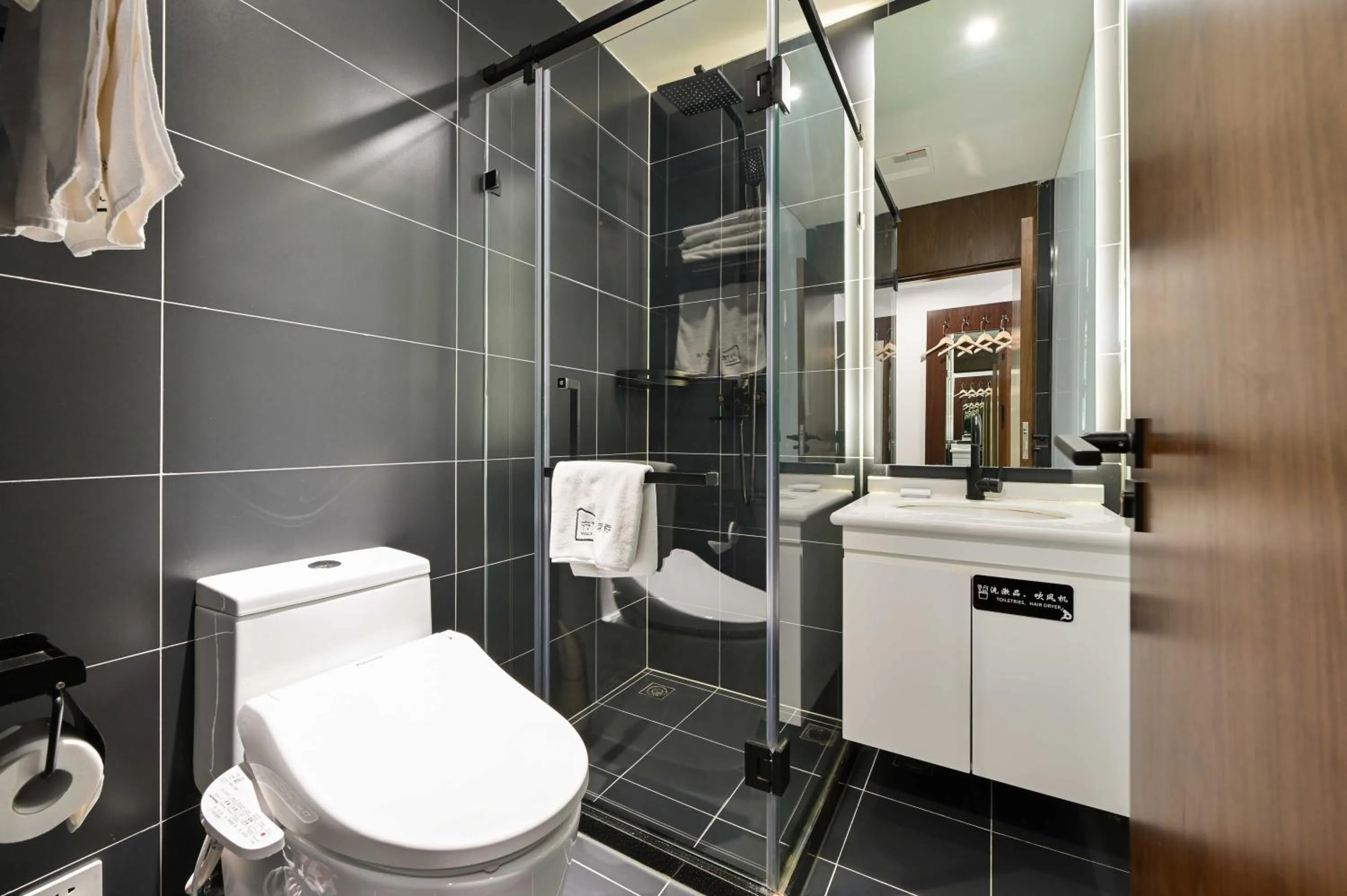 Xingshe Alley Courtyard Hotel Beijing Wangfujing Forbidden City Branch - Breakfast included & English speaking reception & Free WiFi and Laundry room & Hutong Culture & Cat-keeping & Flower-growing Terrace & One day tour service & Free coffee