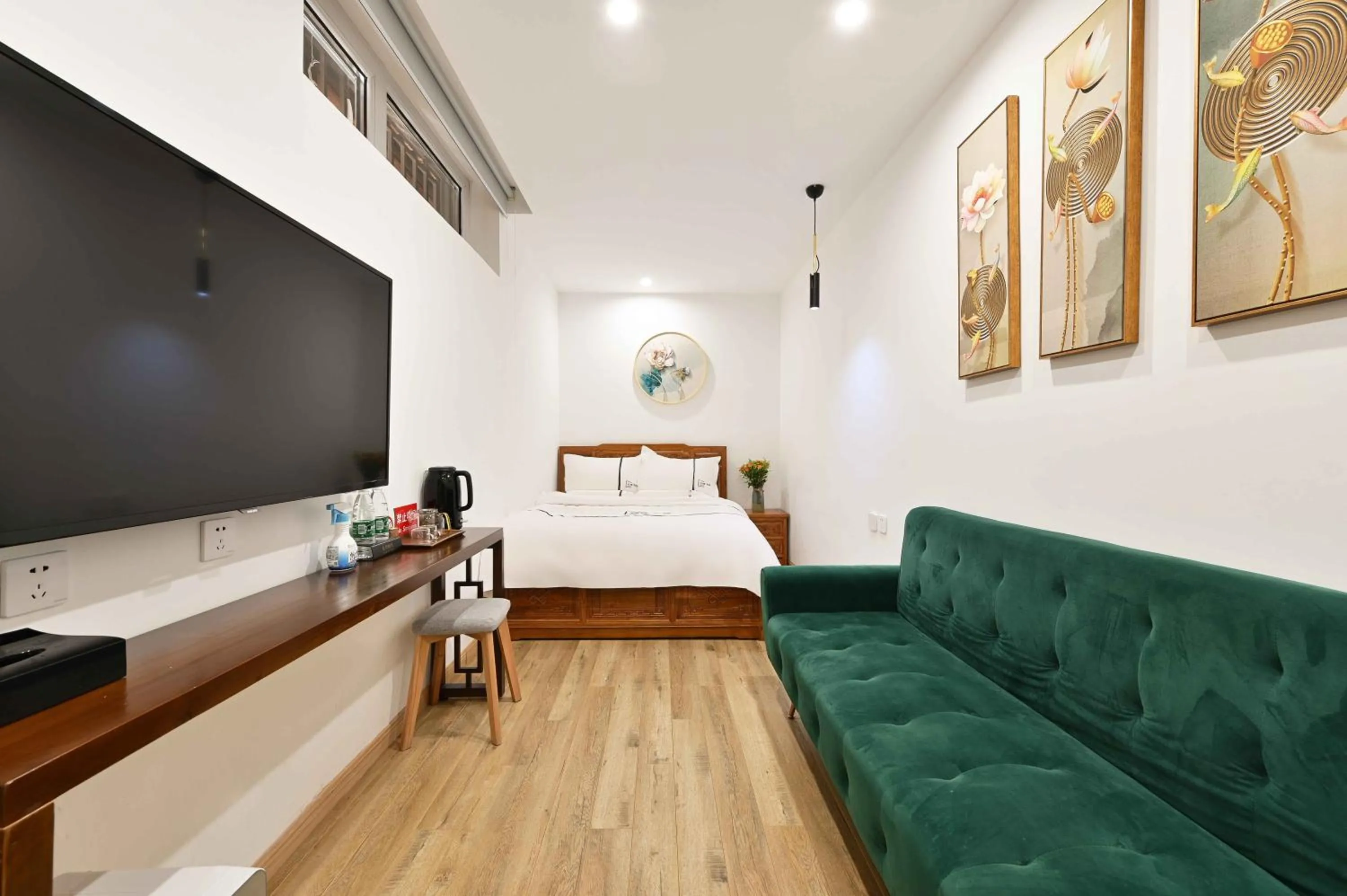 Bed in Xingshe Alley Courtyard Hotel Beijing Wangfujing Forbidden City Branch - Breakfast included & English speaking reception & Free WiFi and Laundry room & Hutong Culture & Cat-keeping & Flower-growing Terrace & One day tour service & Free coffee