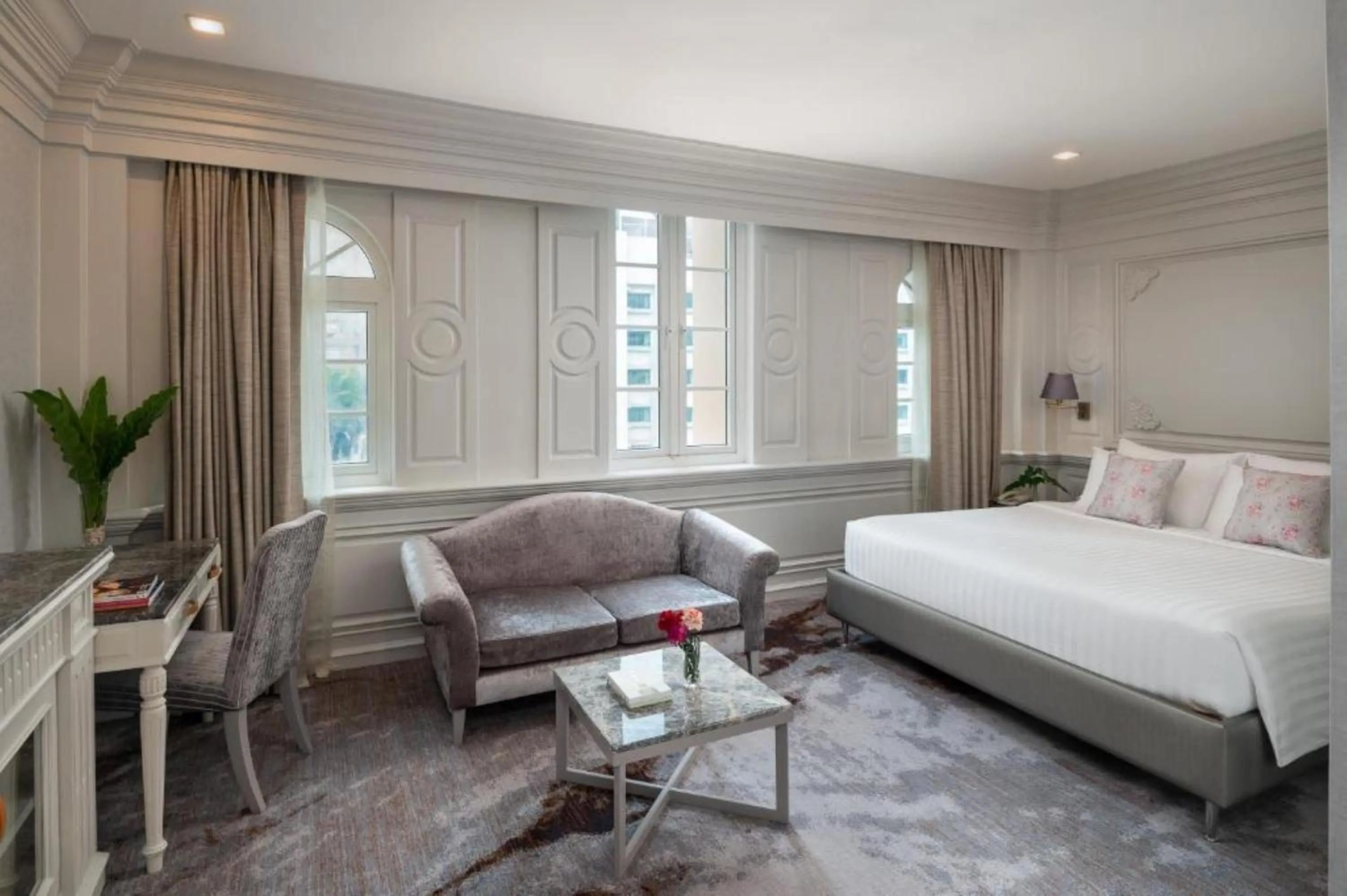 Bed in Kingston Suites Bangkok