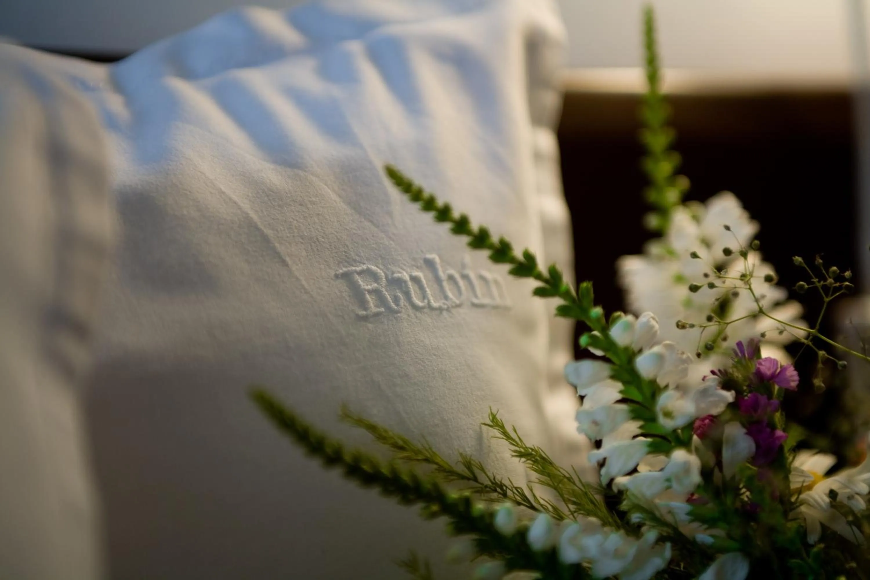 Decorative detail, Bed in Rubin