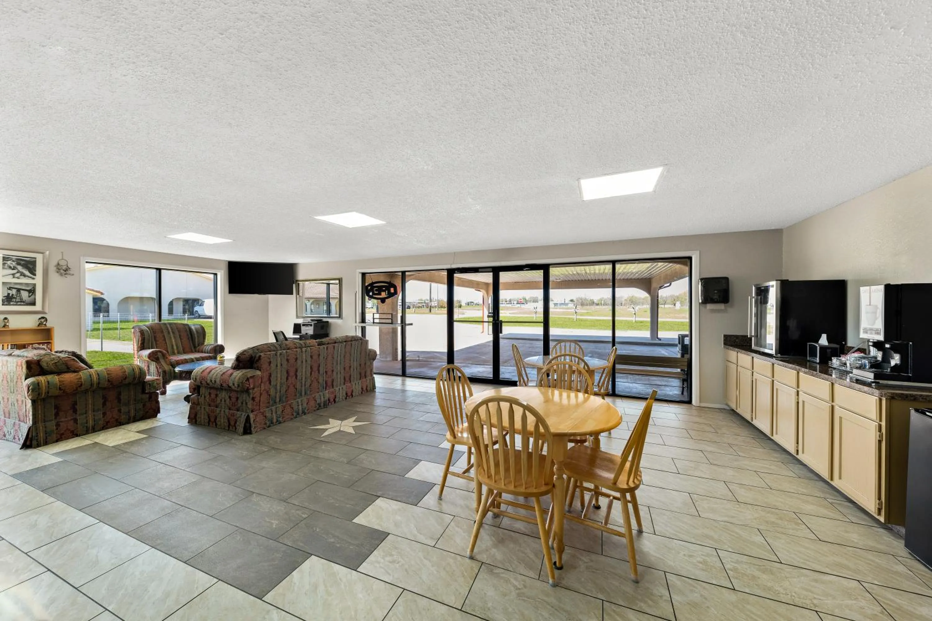 Seating area in Americas Best Value Inn Bonham