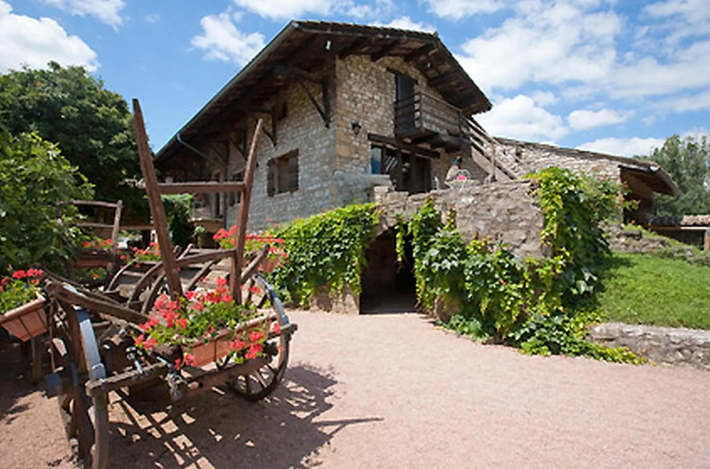 Facade/entrance in Logis Hôtel Restaurant La Vieille Ferme, Mâcon Nord