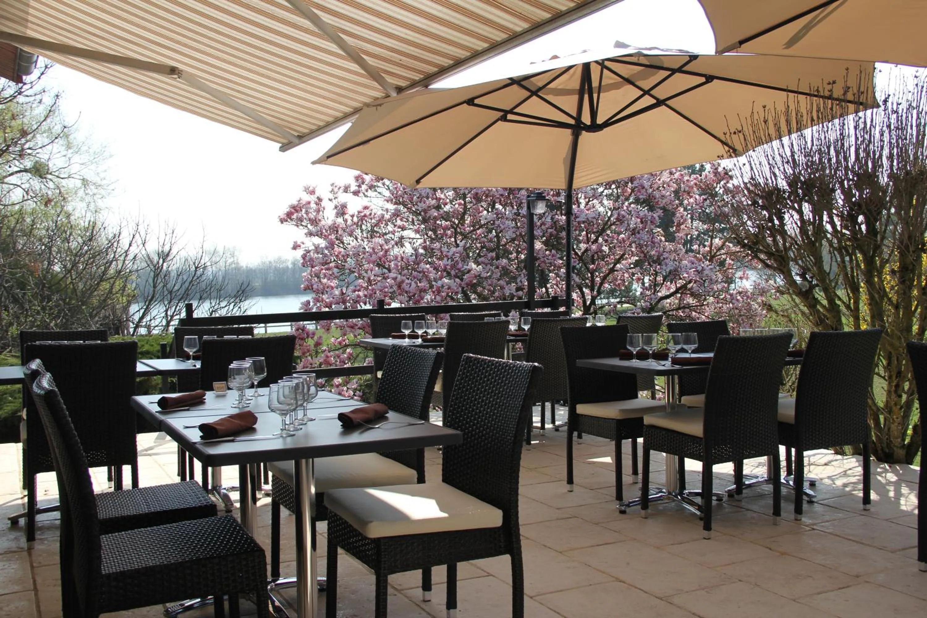 Patio in Logis Hôtel Restaurant La Vieille Ferme, Mâcon Nord