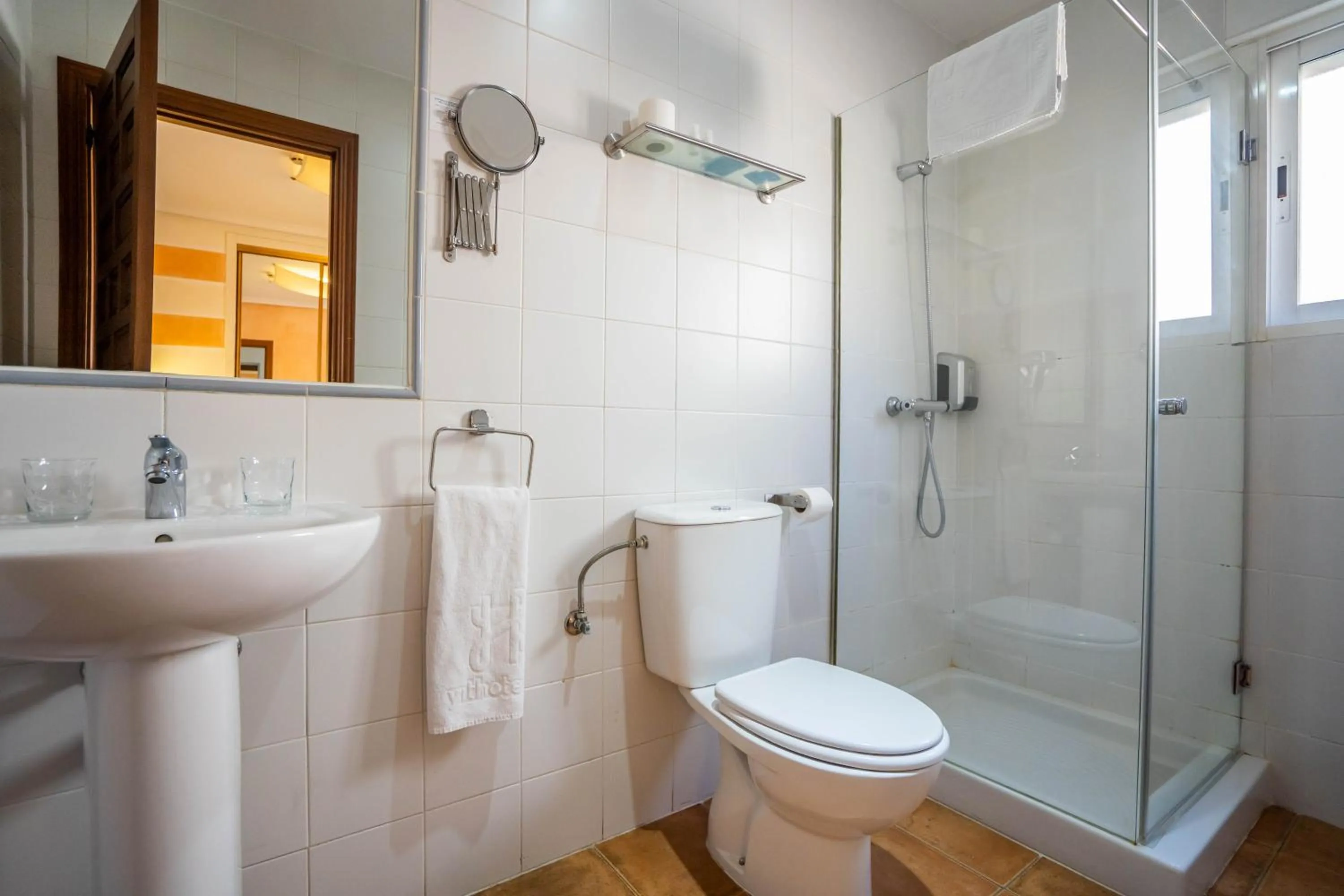 Shower in YIT Puerta Bisagra