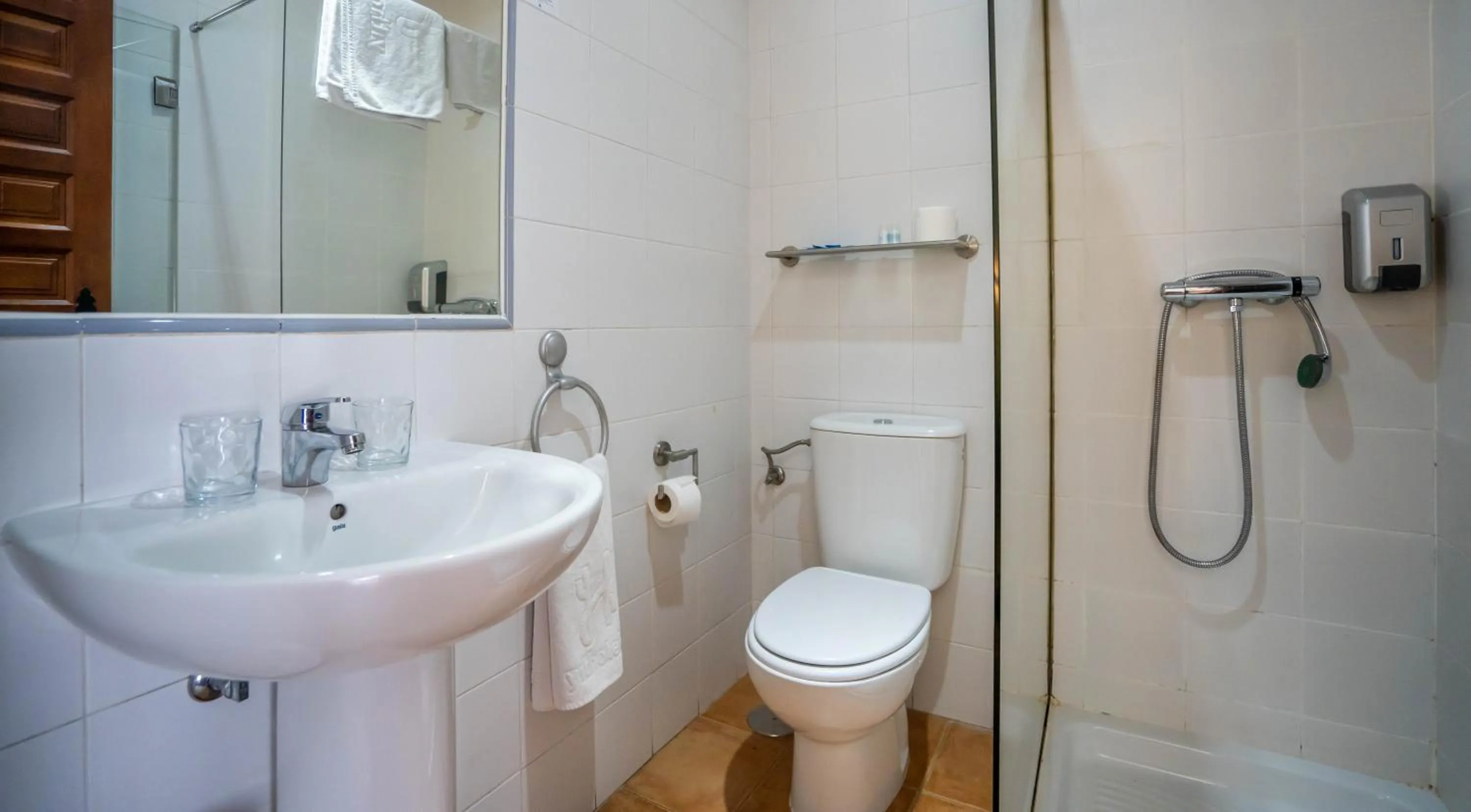 Shower in YIT Puerta Bisagra