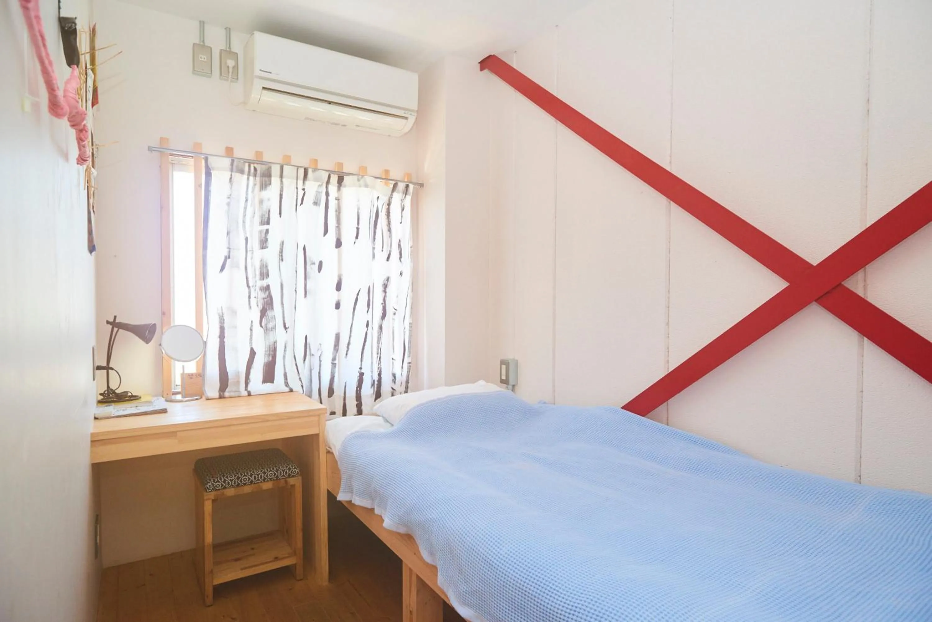 Bed in Kamagasaki University of the Arts Cafe Garden Guest House aka Cocoroom