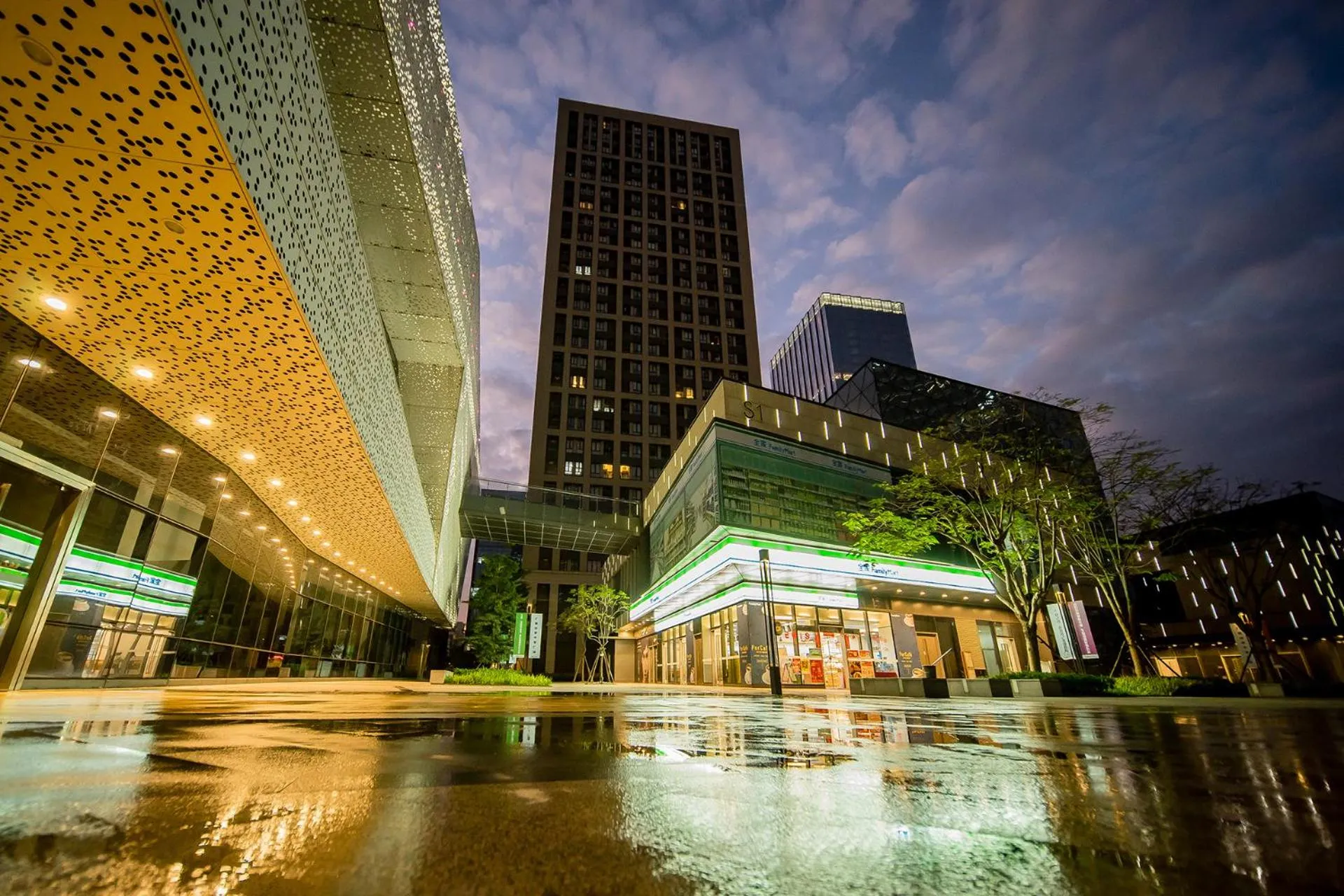 Property building in Guangzhou Laiste ApartHotel Science City Greenland Central Plaza Branch - Free Shuttle Bus to Canton Fair Complex During Canton Fair Period