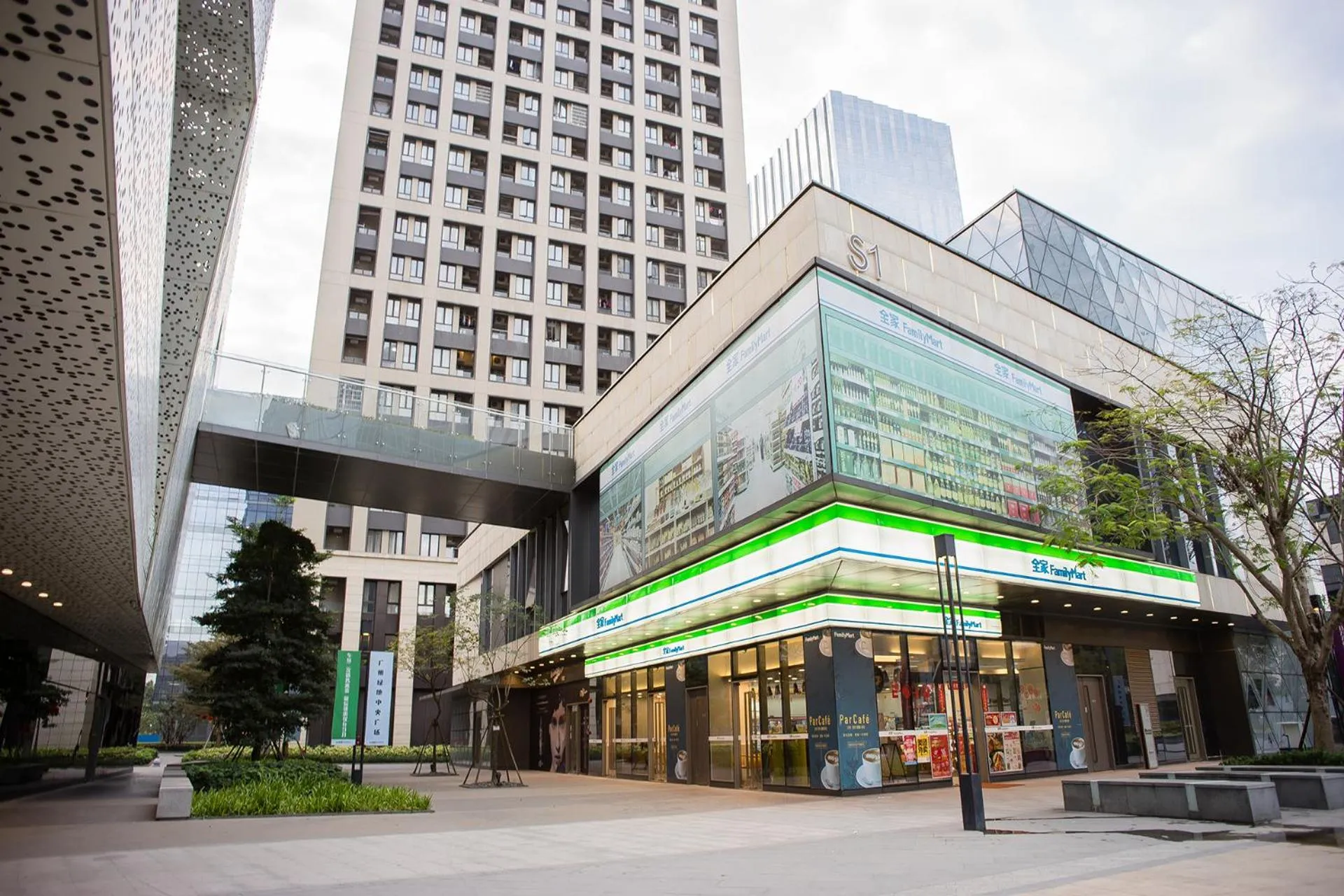 Property building in Guangzhou Laiste ApartHotel Science City Greenland Central Plaza Branch - Free Shuttle Bus to Canton Fair Complex During Canton Fair Period