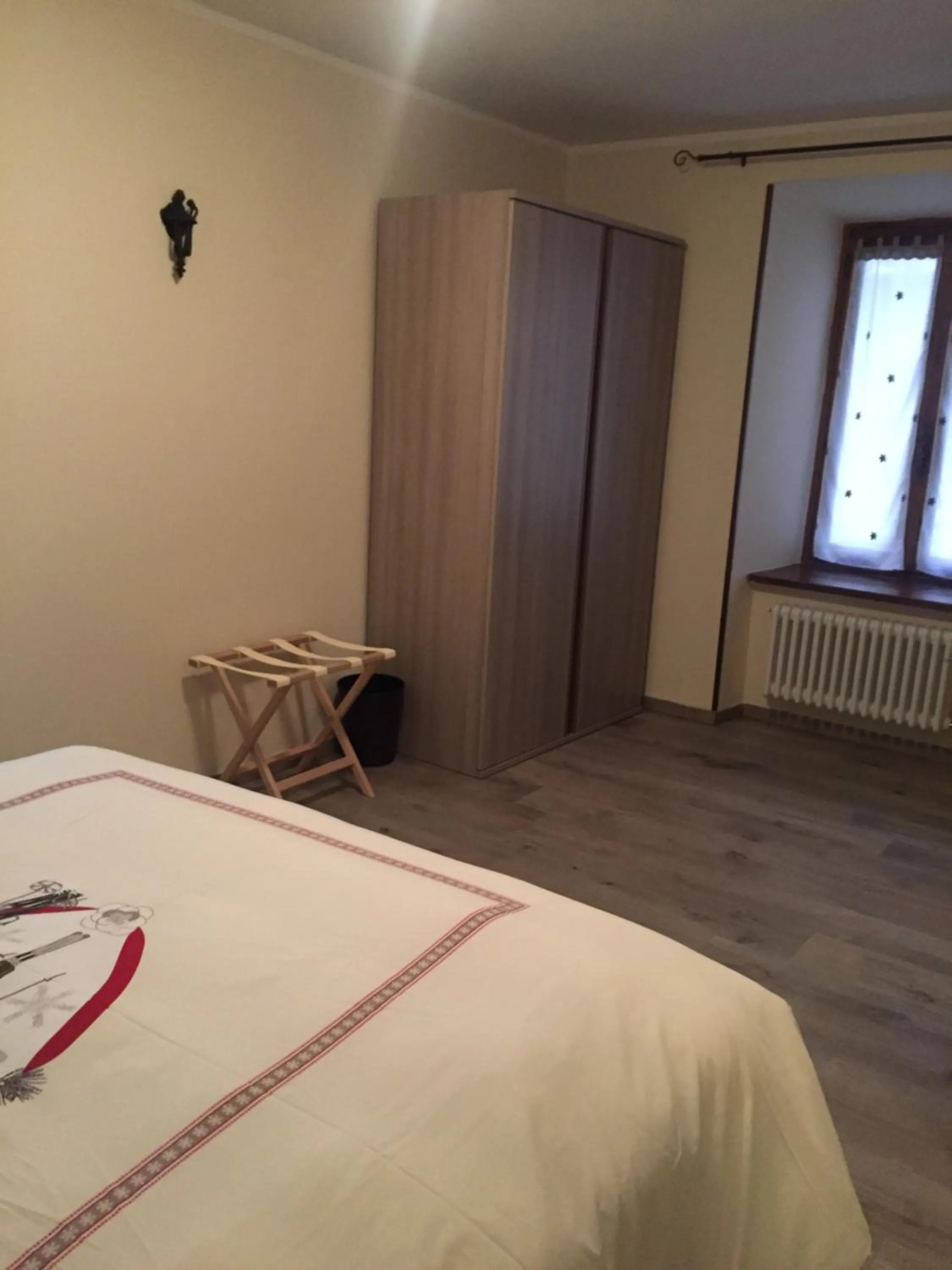 Photo of the whole room, Bed in La Boule de Neige