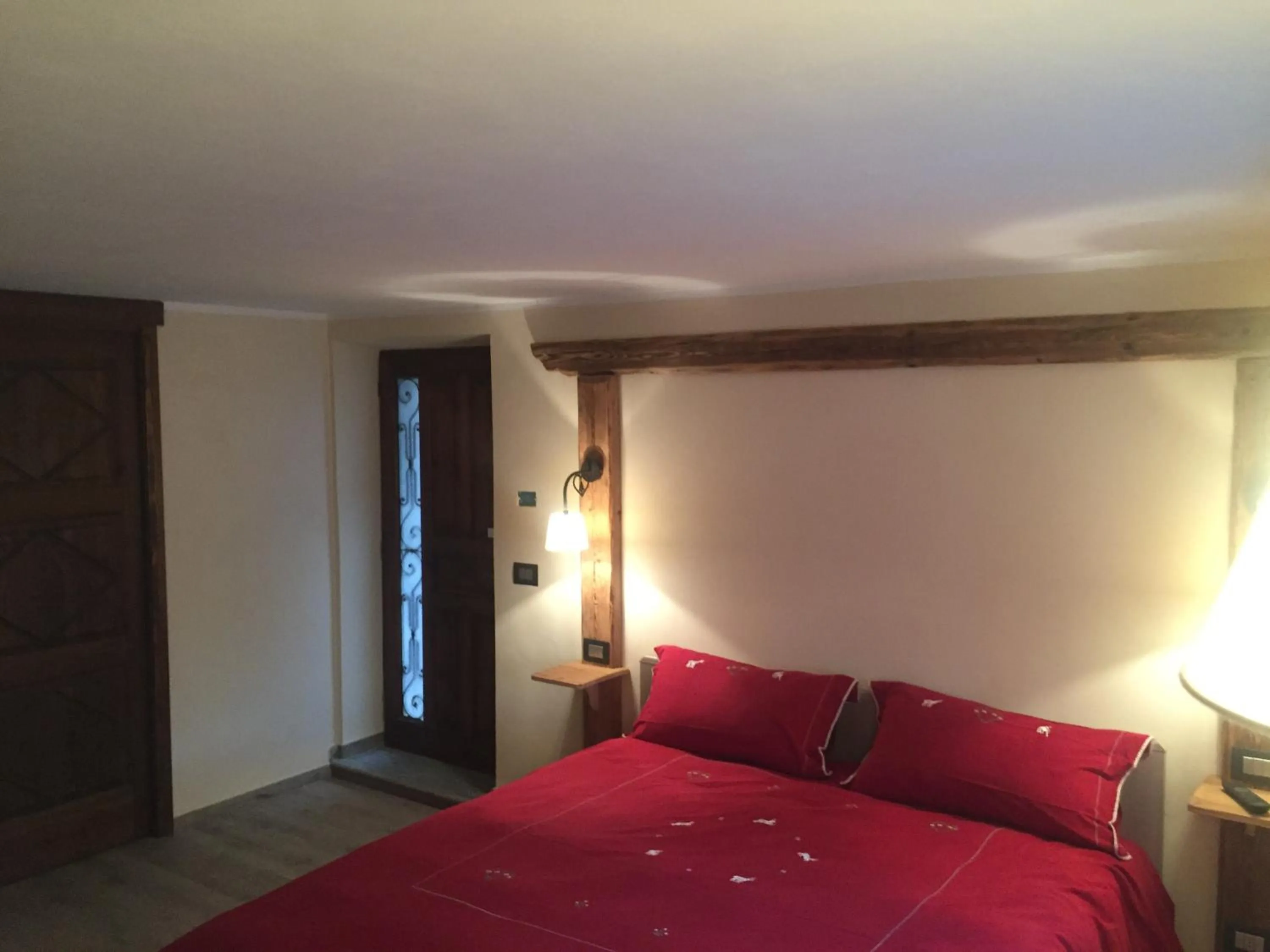 Photo of the whole room, Bed in La Boule de Neige