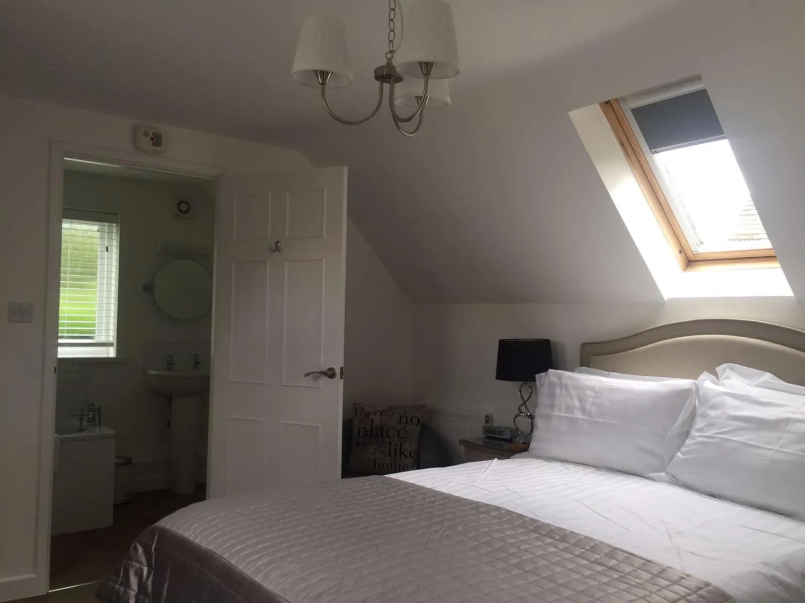 Bedroom, Bed in Coombe House