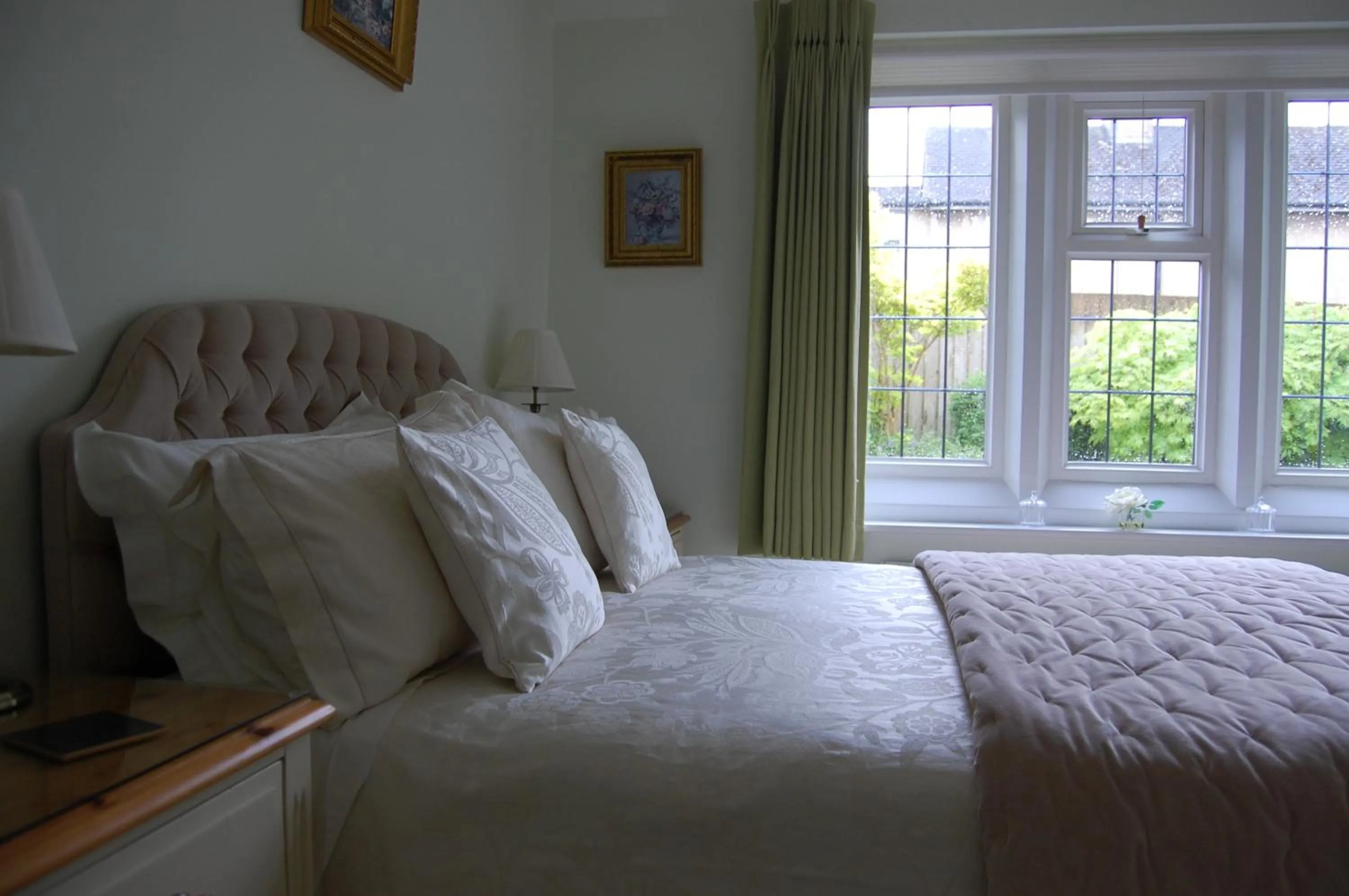 Bedroom, Bed in Coombe House