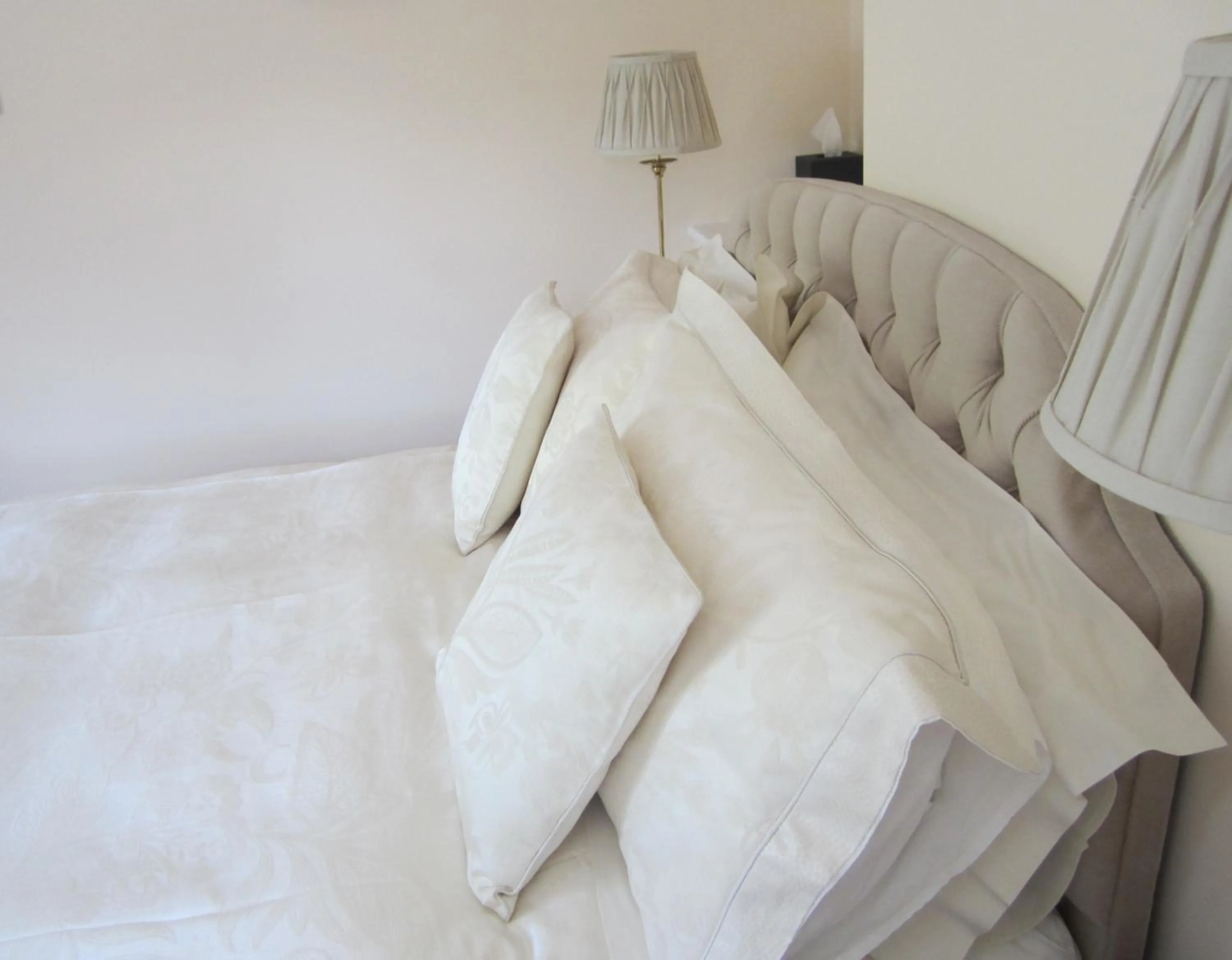 Bedroom, Bed in Coombe House