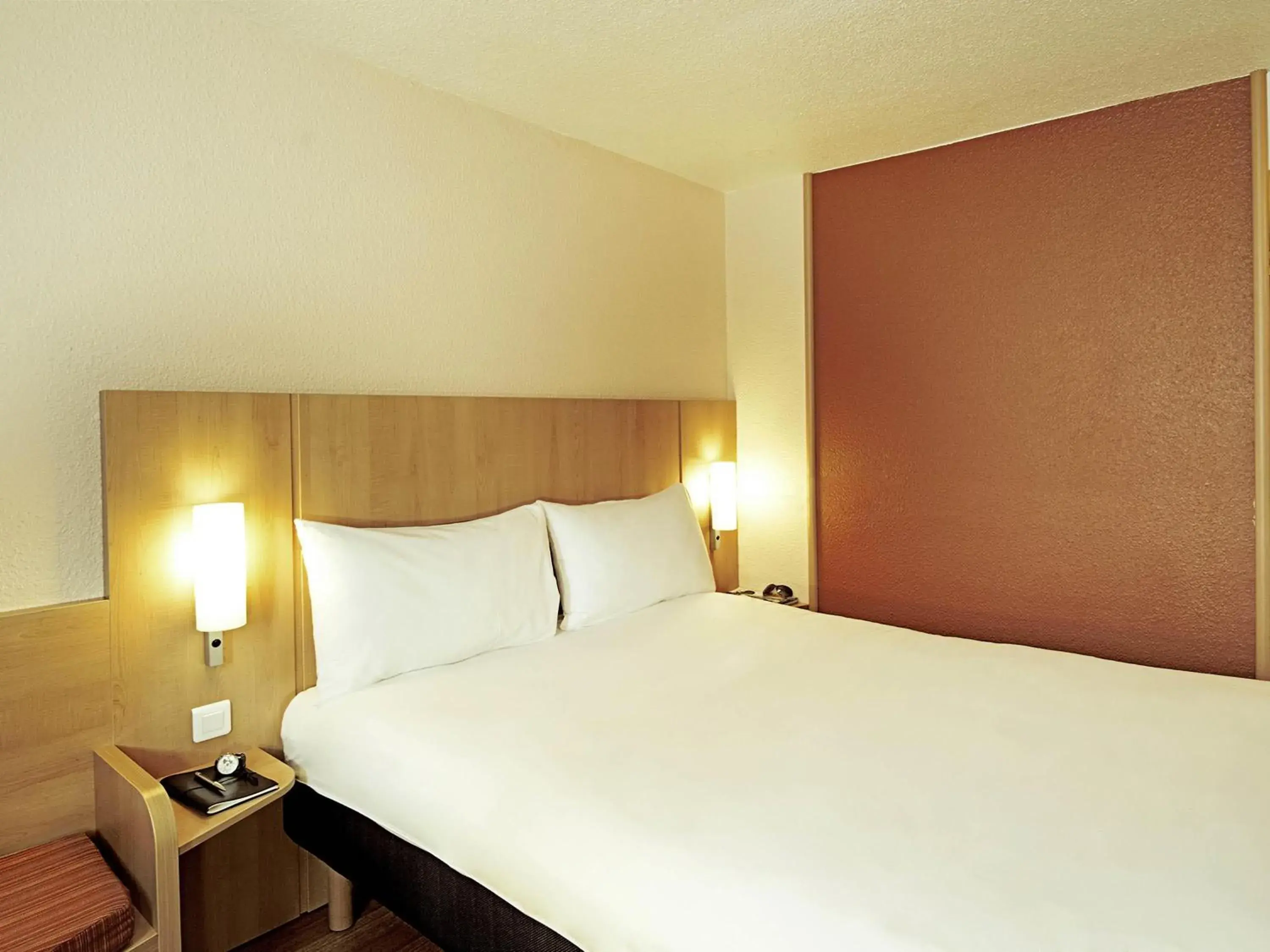 Standard Room with One Double and One Single Bed - Non-Smoking in ibis Porto Centro São Bento Standard Room with One Double and One Single Bed - Non-Smoking in ibis Porto Centro São Bento