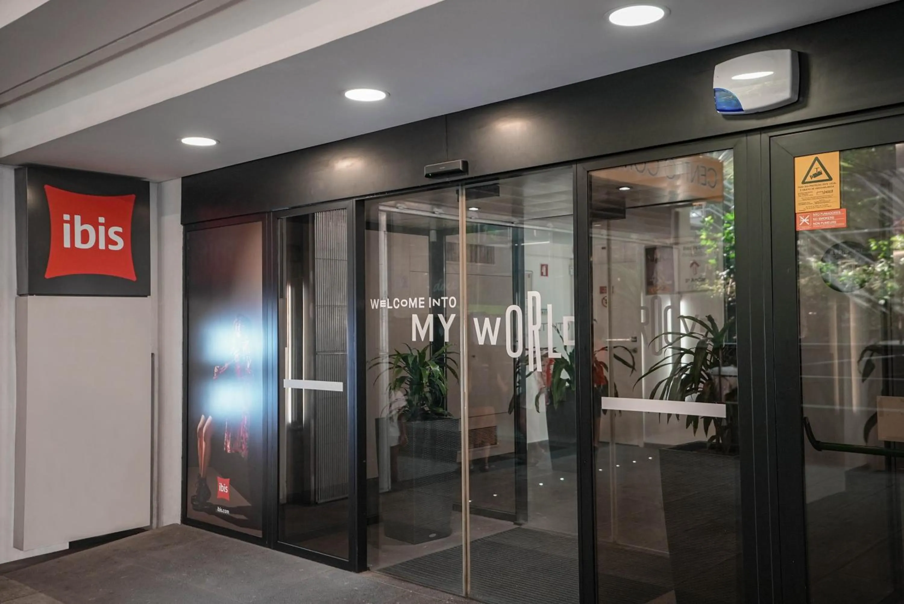 Facade/entrance in ibis Porto Centro São Bento