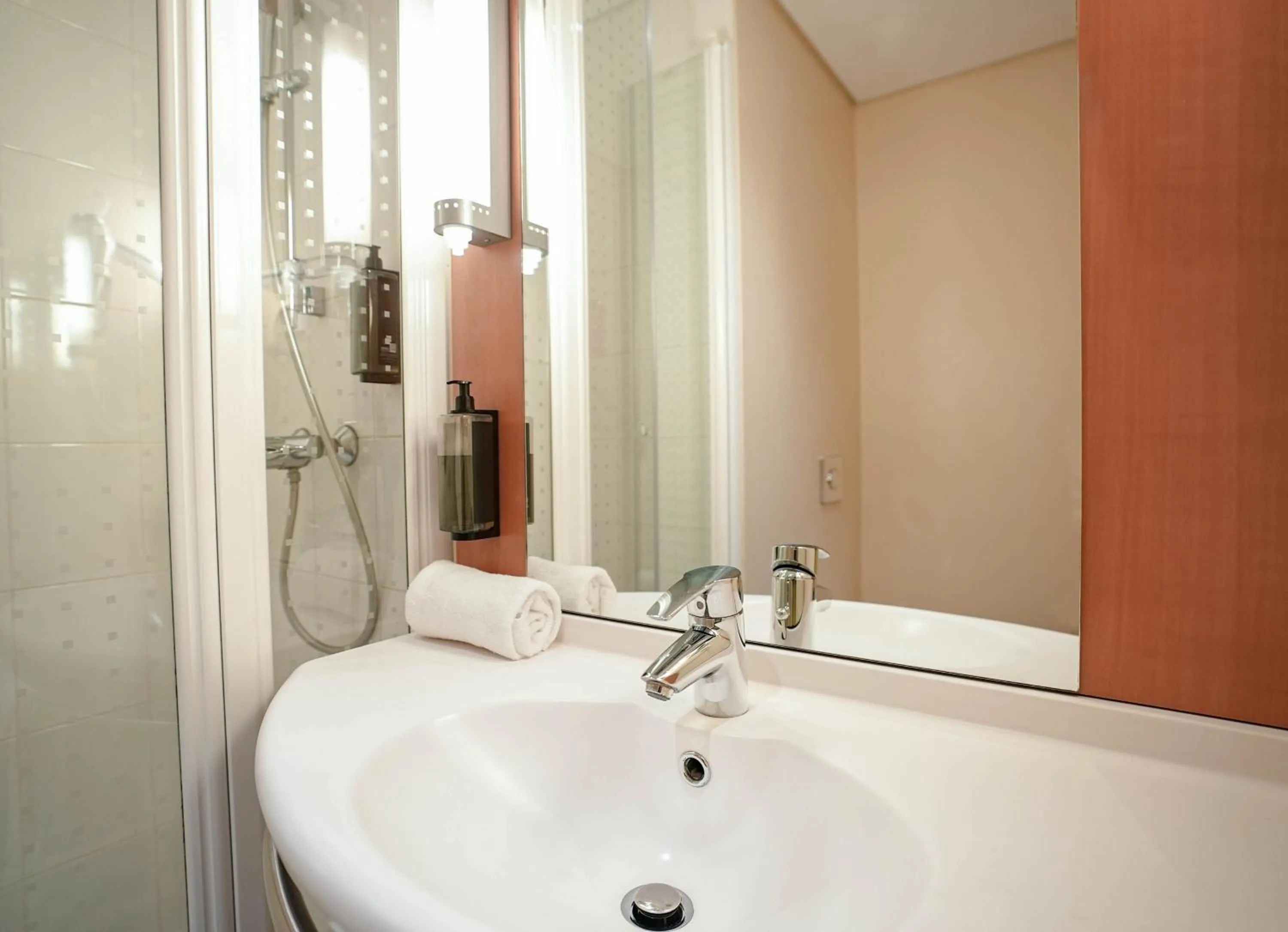 Bathroom in ibis Porto Centro São Bento