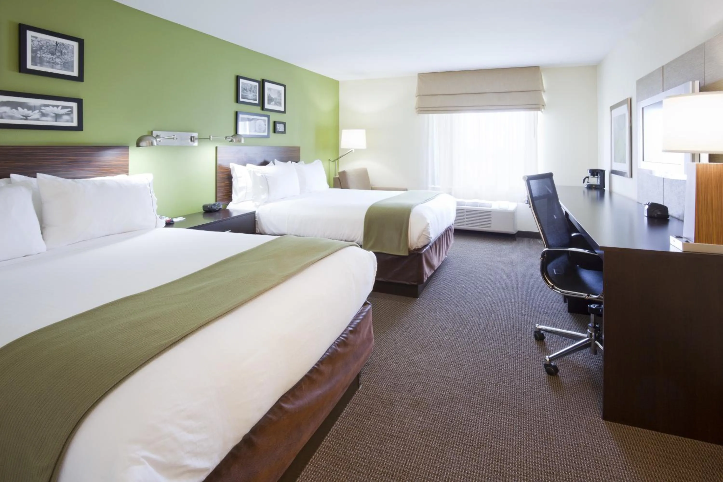 Photo of the whole room, Bed in Holiday Inn Express Hotel & Suites Rogers by IHG