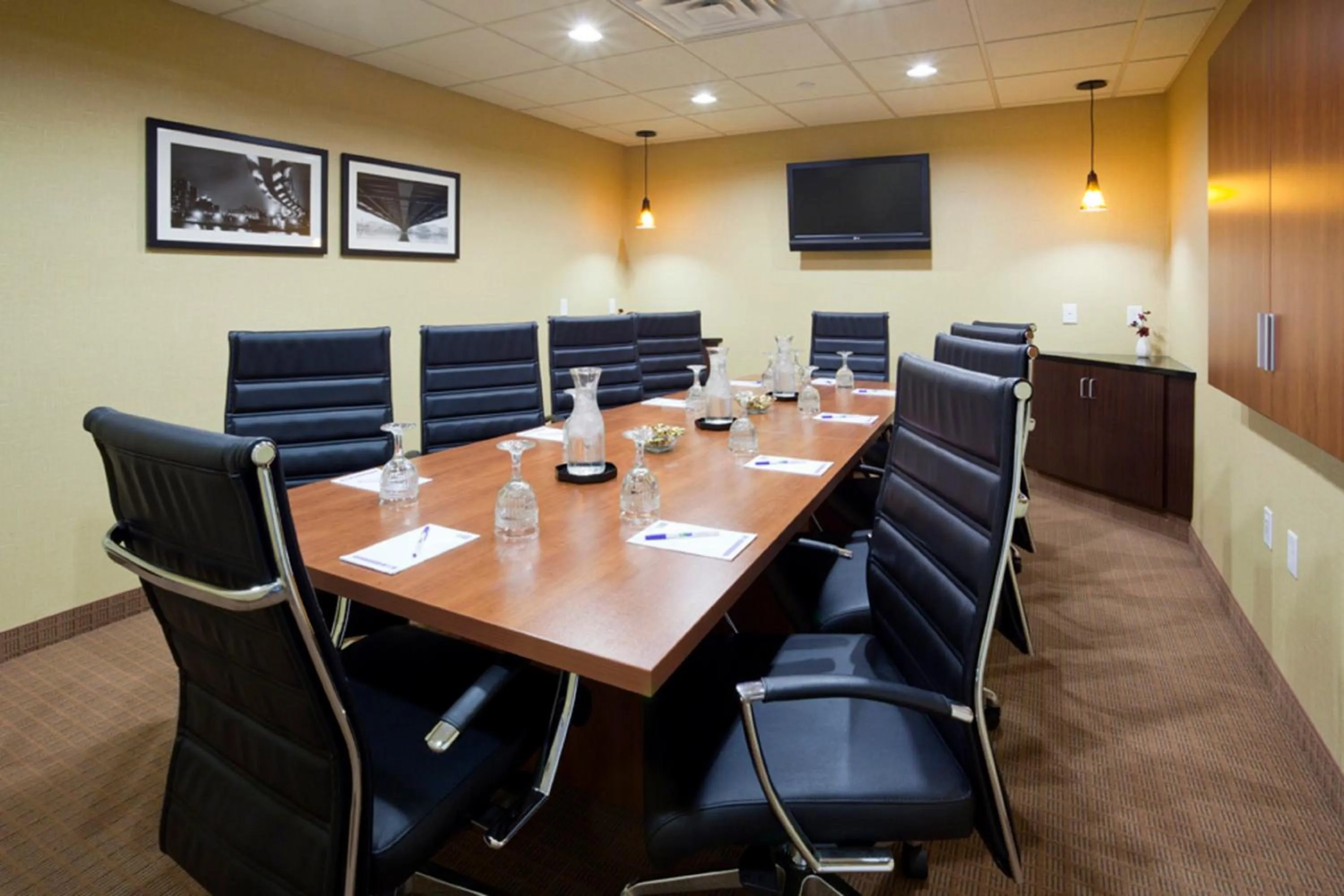 Meeting/conference room in Holiday Inn Express Hotel & Suites Rogers by IHG