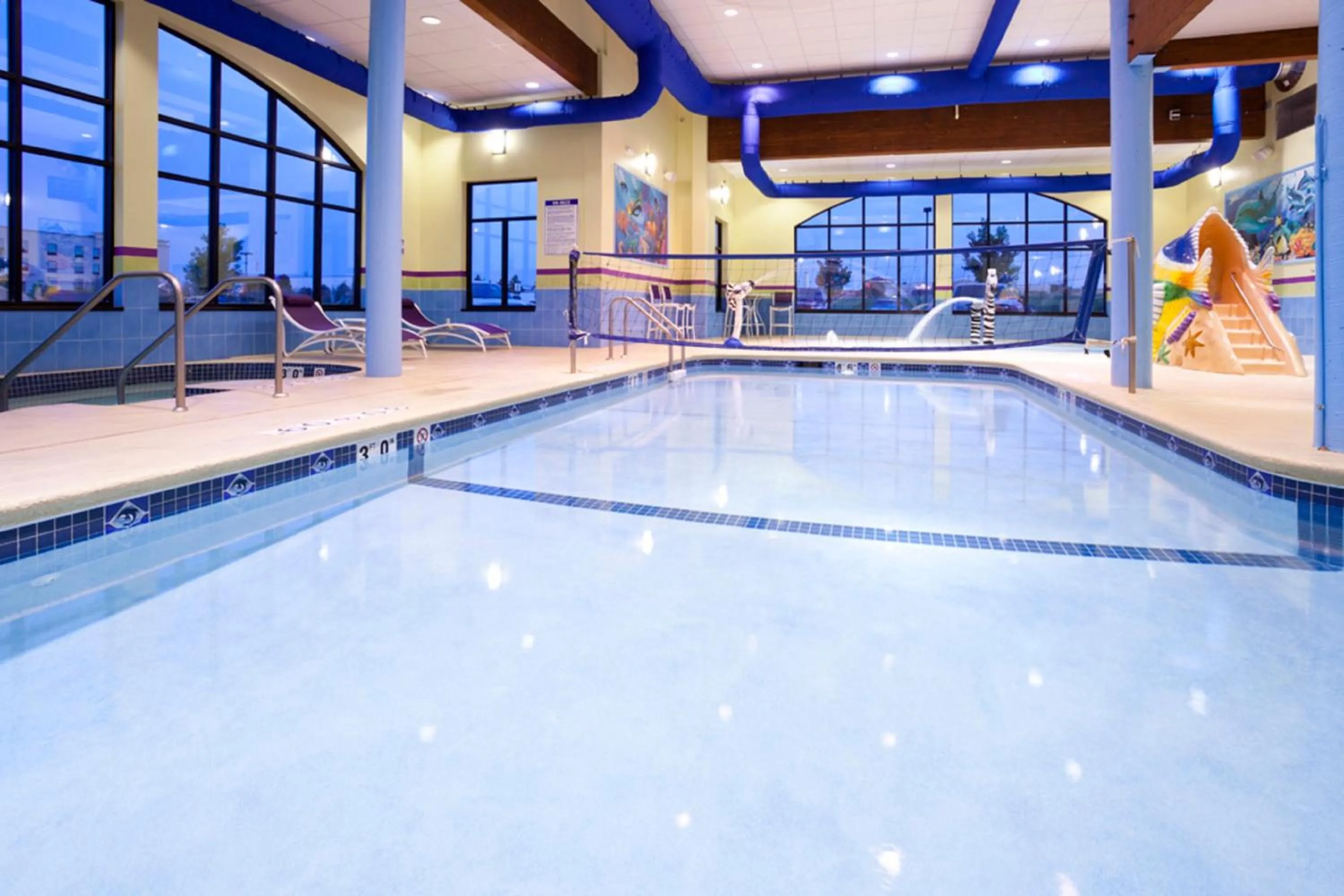 Swimming pool in Holiday Inn Express Hotel & Suites Rogers by IHG