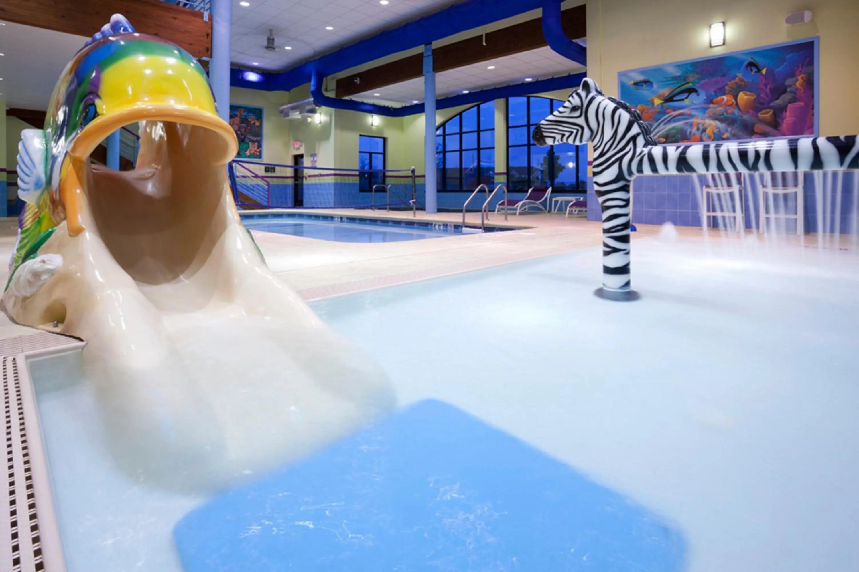 Swimming pool in Holiday Inn Express Hotel & Suites Rogers by IHG