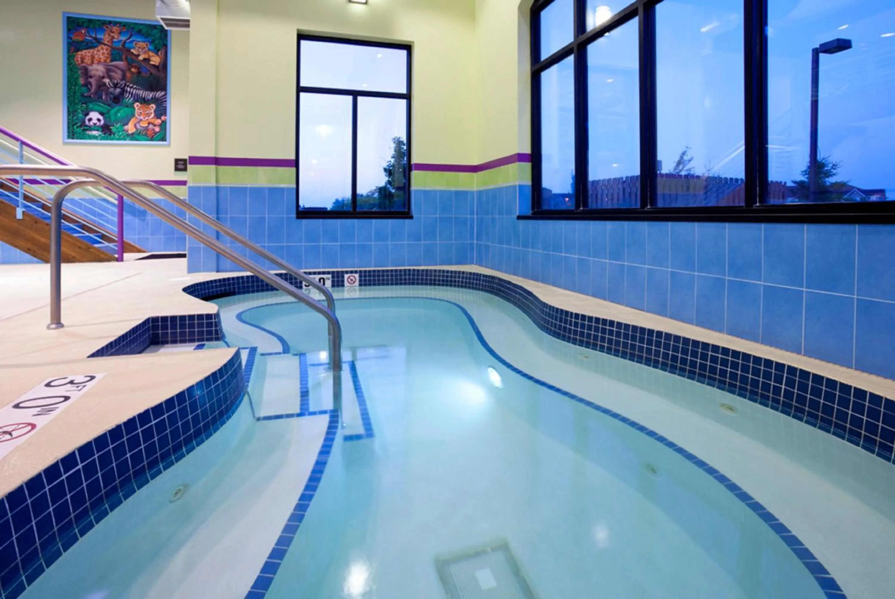 Swimming pool in Holiday Inn Express Hotel & Suites Rogers by IHG