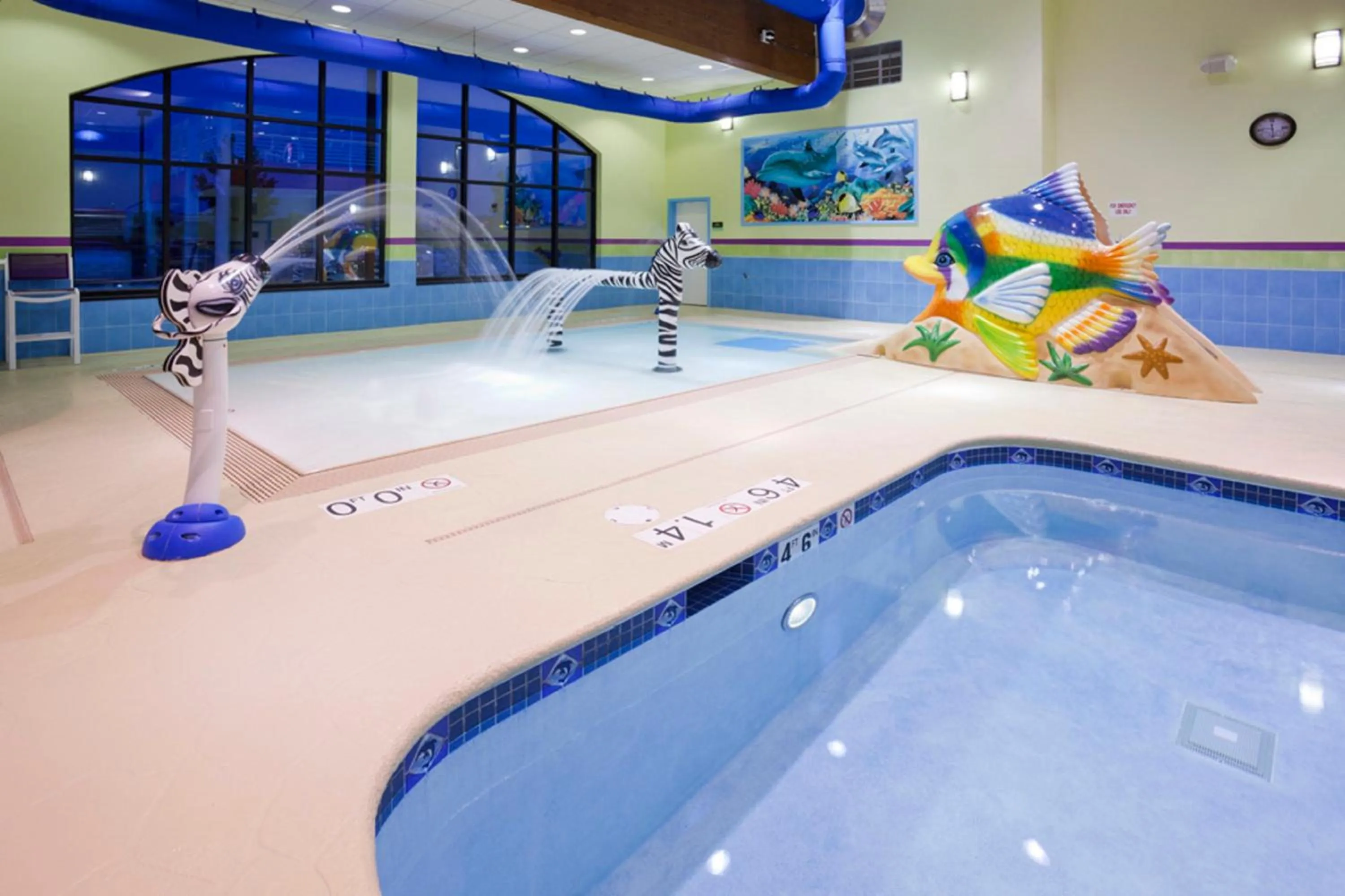 Swimming pool in Holiday Inn Express Hotel & Suites Rogers by IHG
