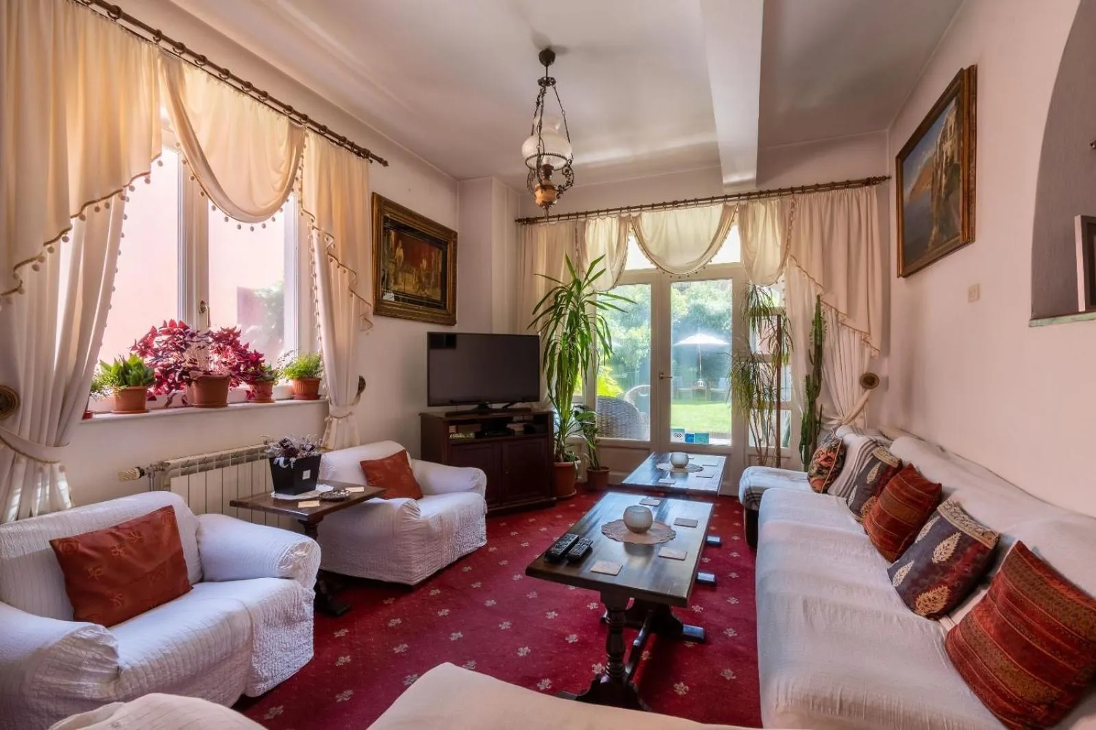 Communal lounge/ TV room in Villa-Hotel Escala