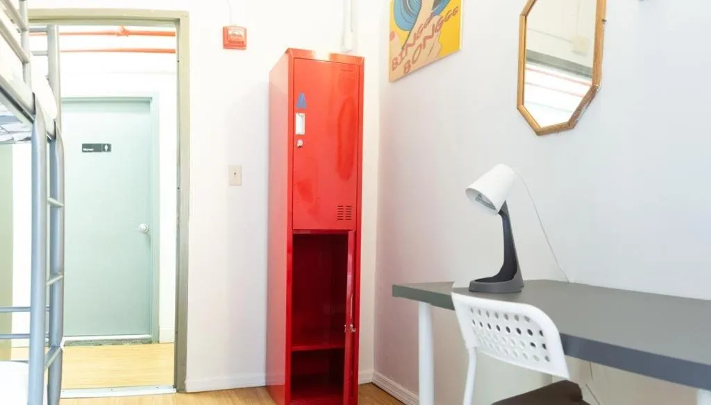 Bathroom in Jazz on the Park Youth Hostel