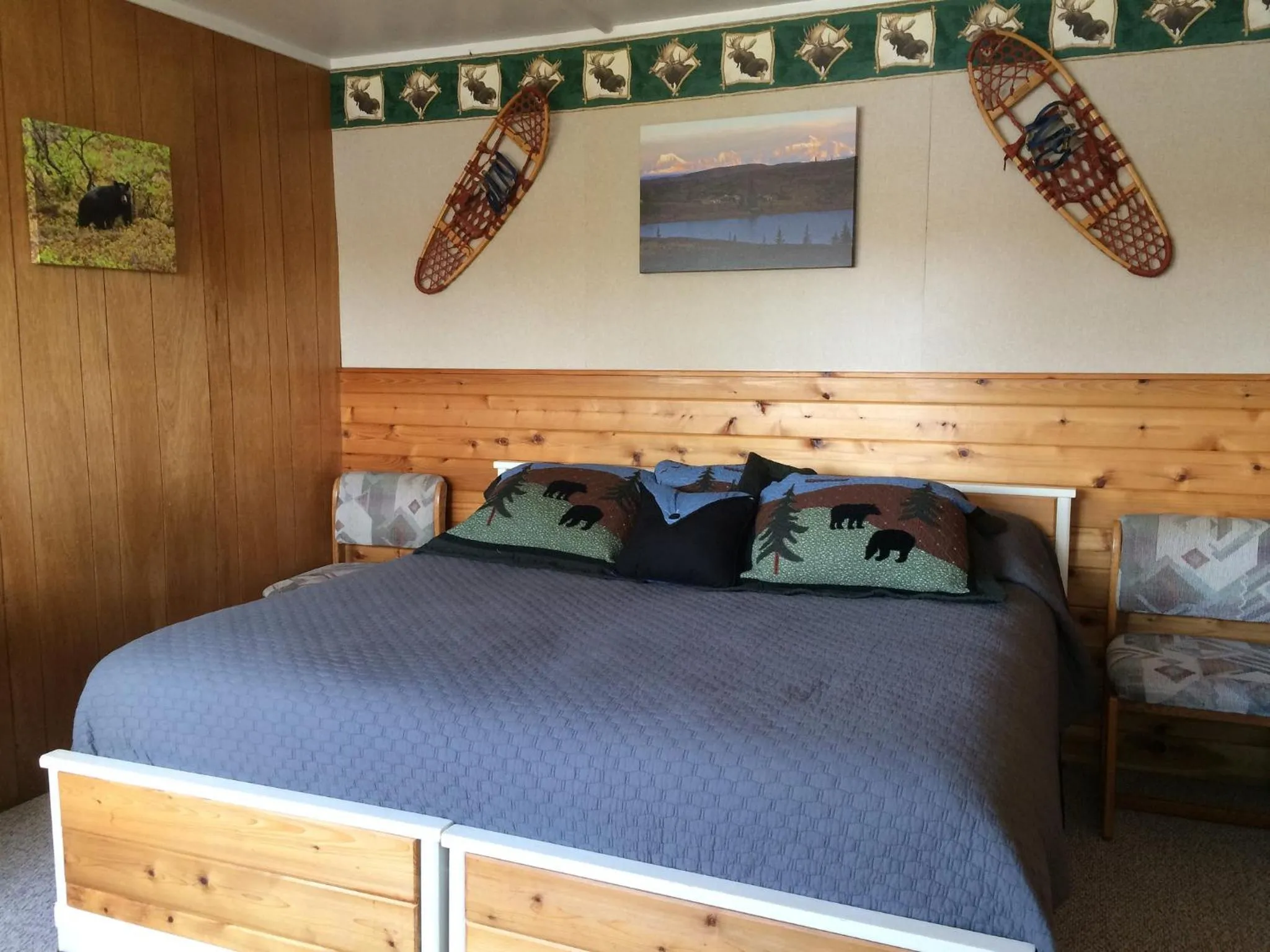 Photo of the whole room, Bed in Caribou Lodge Alaska