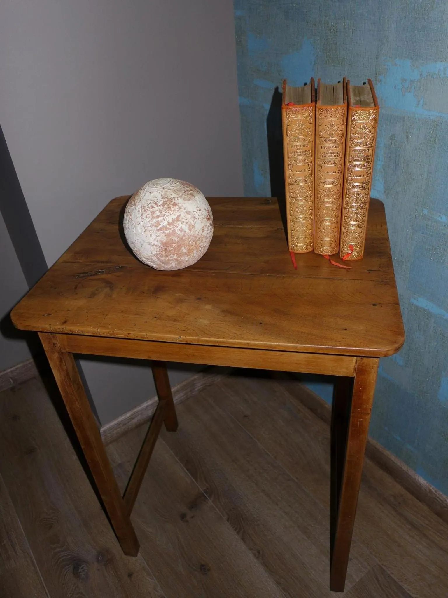 Decorative detail in Le Moulin de Saint-Julien