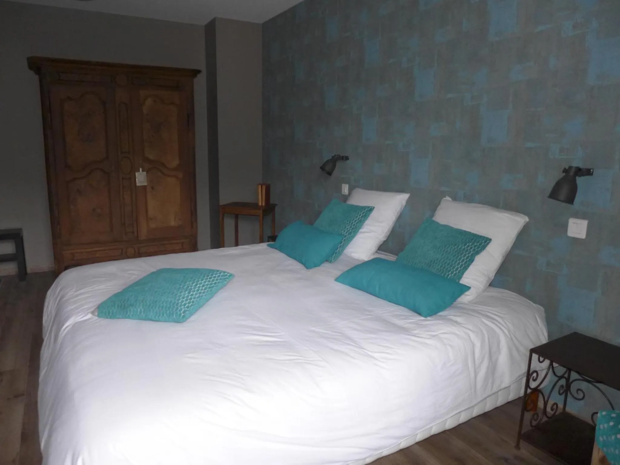 Photo of the whole room, Bed in Le Moulin de Saint-Julien