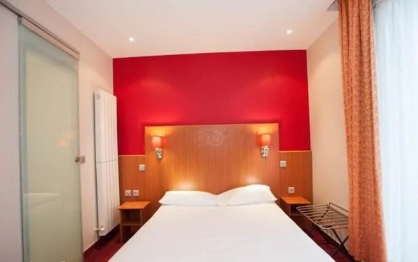 Bed in Terminus Orléans Paris