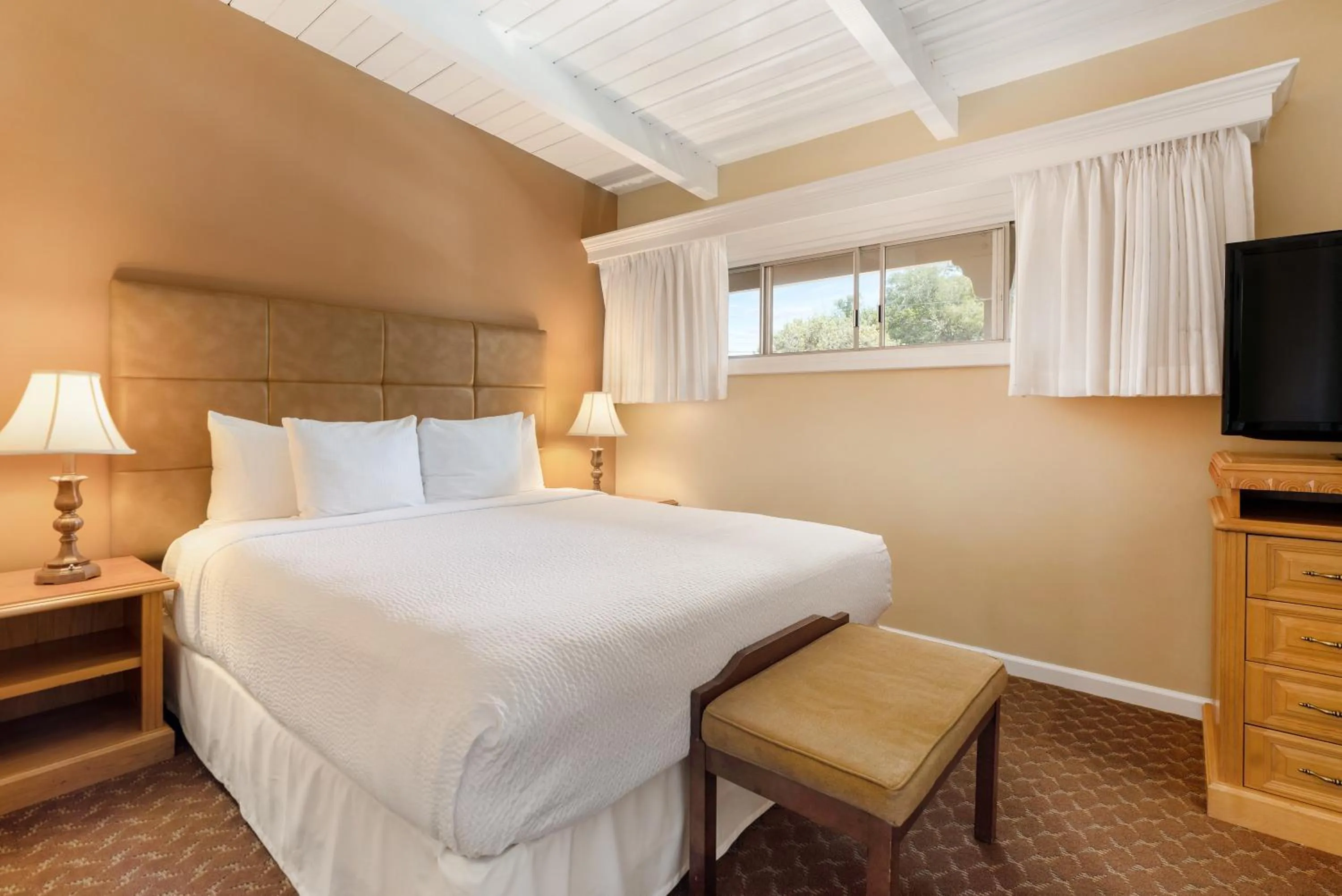 Bedroom, Bed in Best Western Plus Santa Barbara