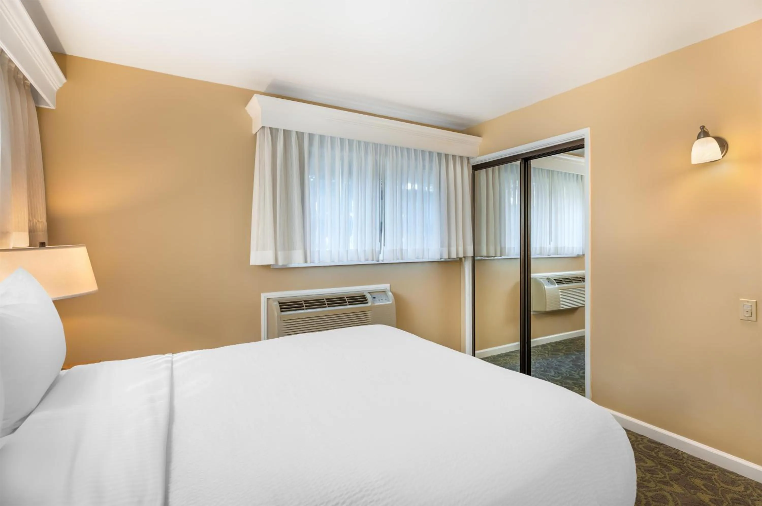 Bedroom, Bed in Best Western Plus Santa Barbara