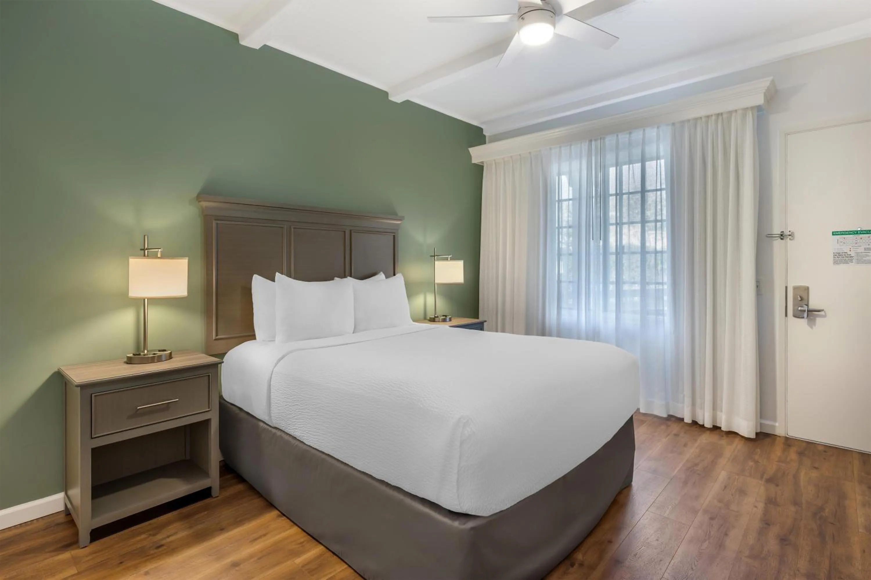 Bedroom, Bed in Best Western Plus Santa Barbara