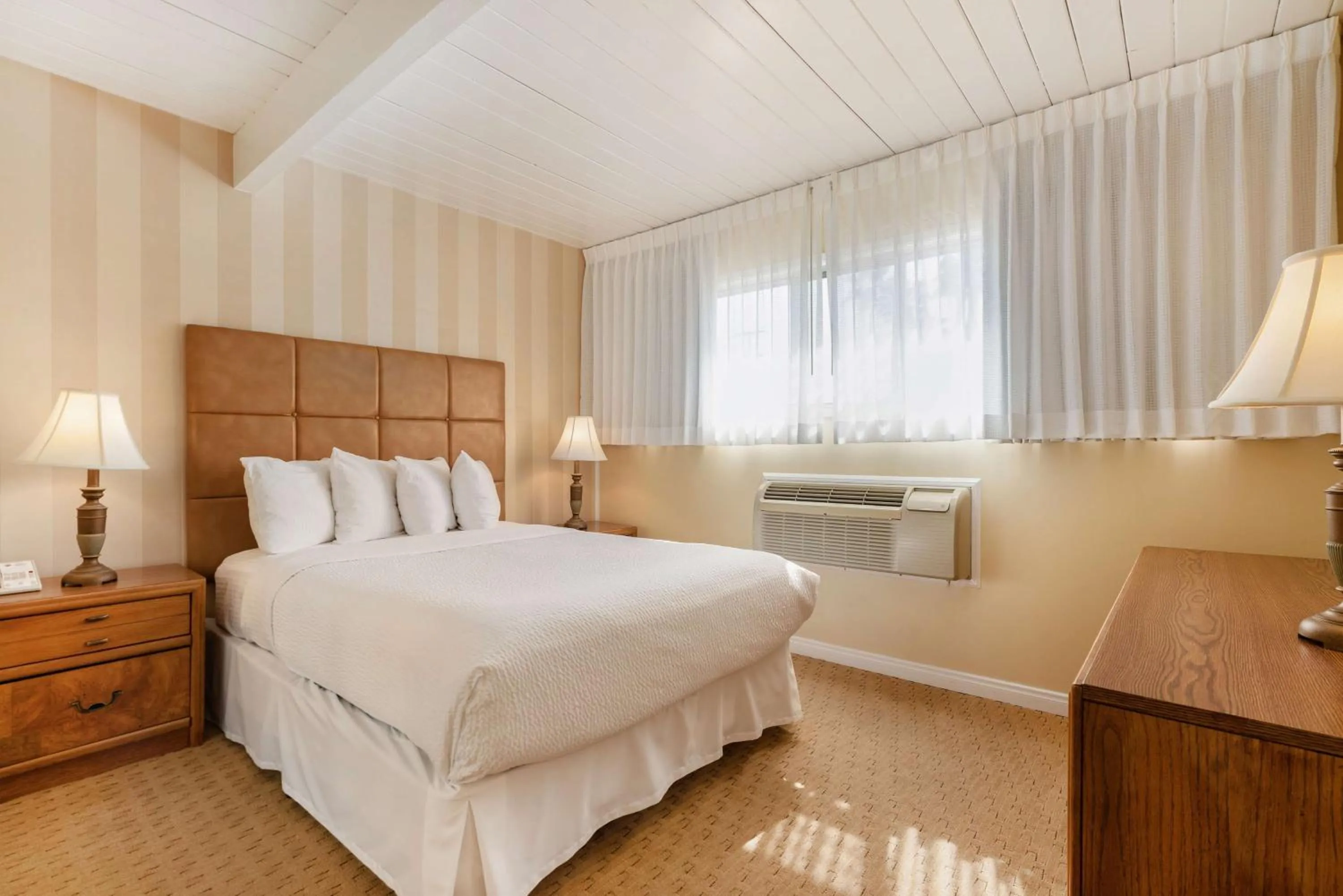 Bedroom, Bed in Best Western Plus Santa Barbara