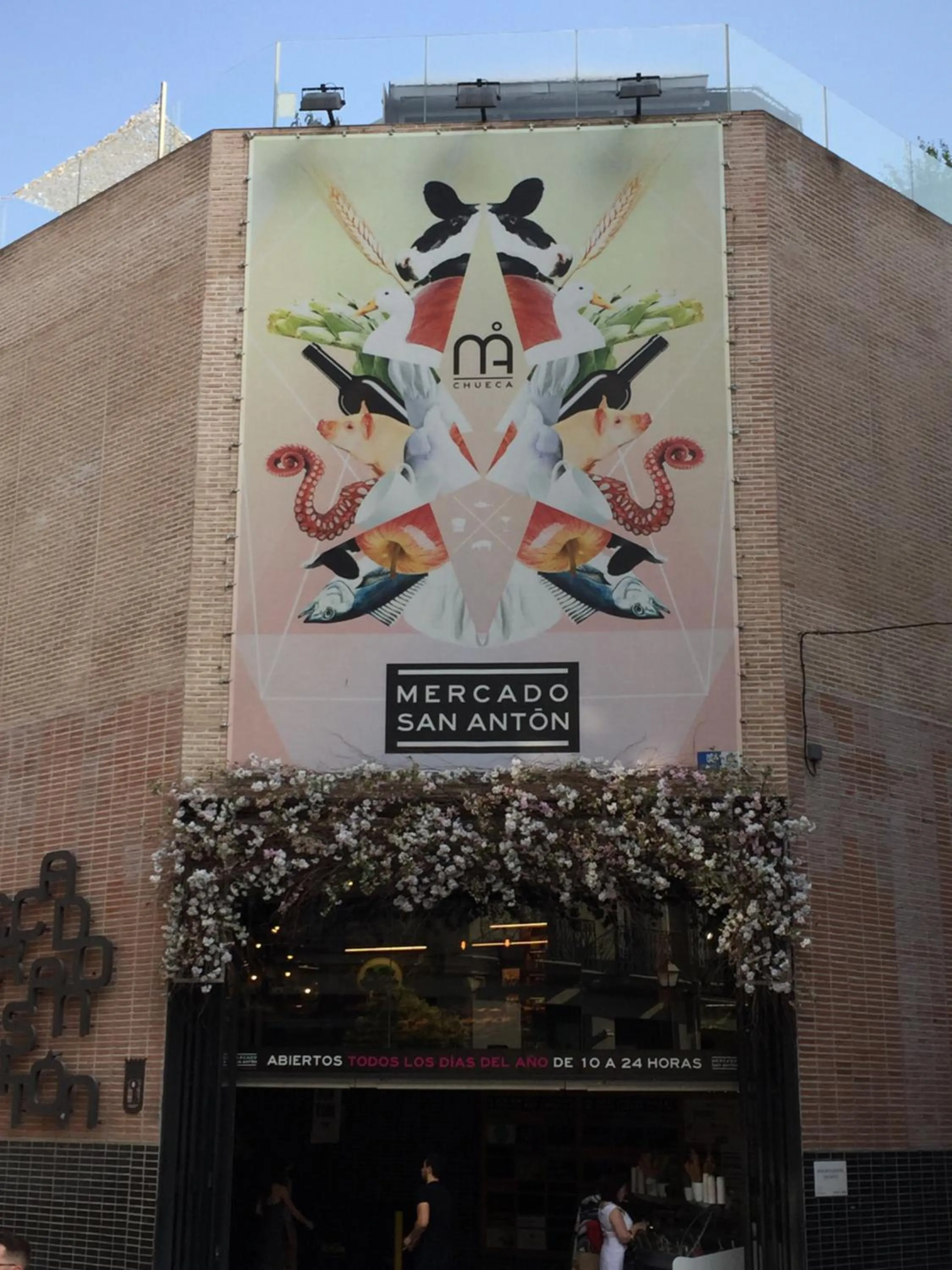 Food and drinks in Hostal Abril Madrid