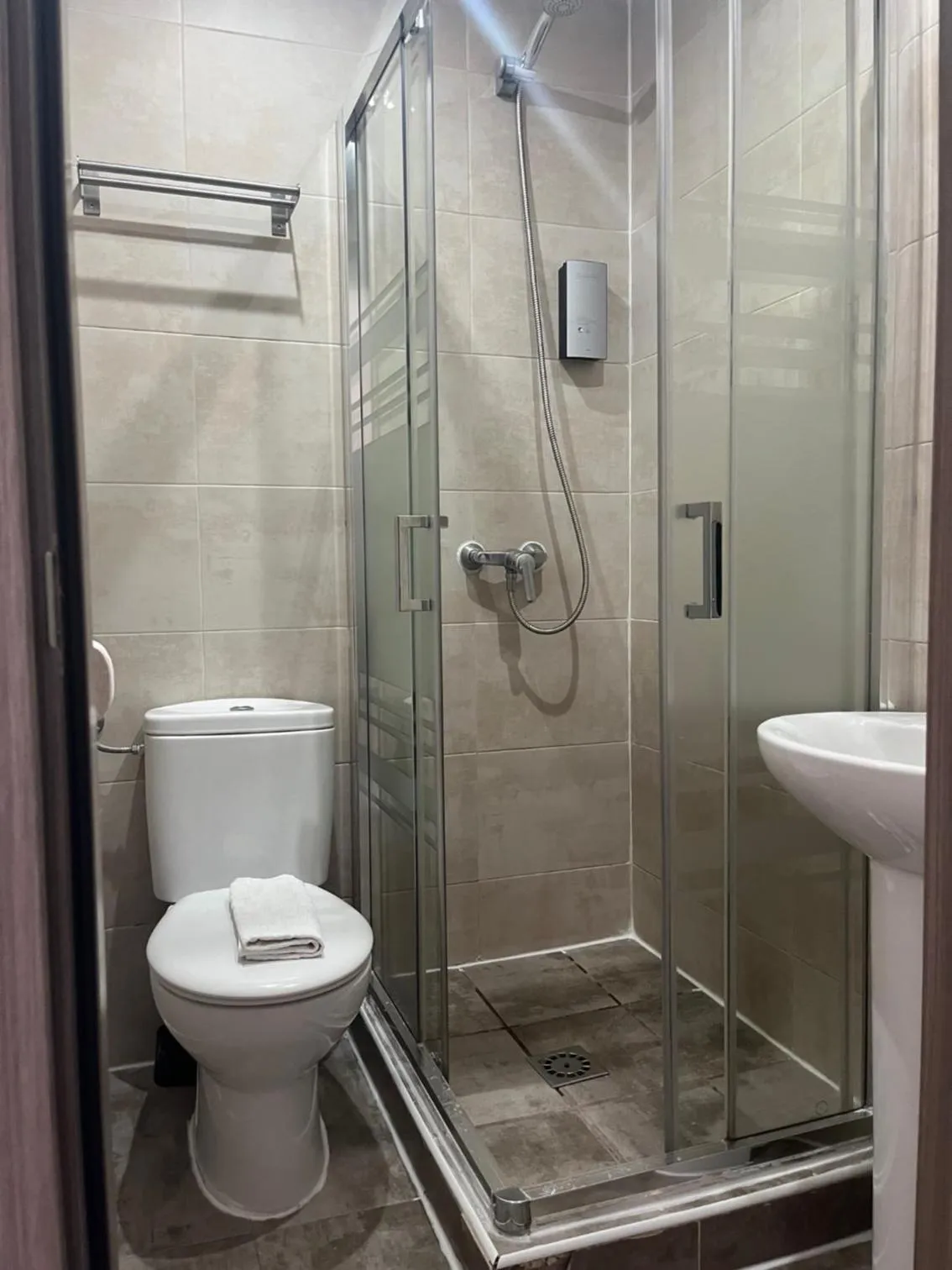 Shower in Hostal Abril Madrid