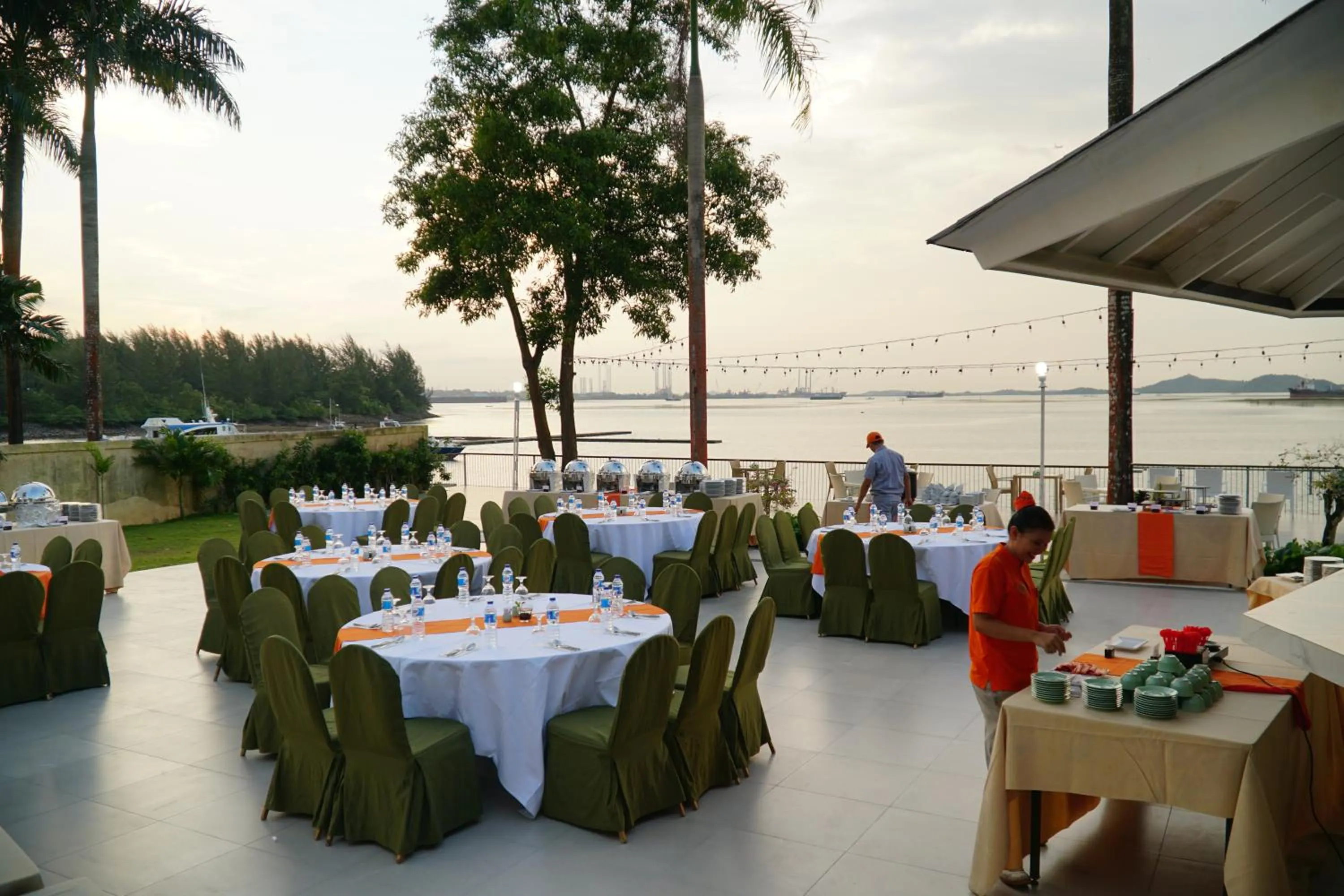 Food and drinks in HARRIS Resort Batam Waterfront