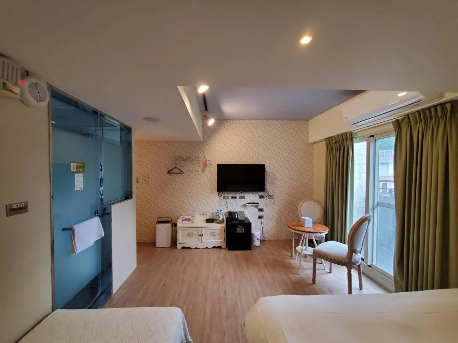 Decorative detail, Bed in Slow Wow Hot Spring Hotel