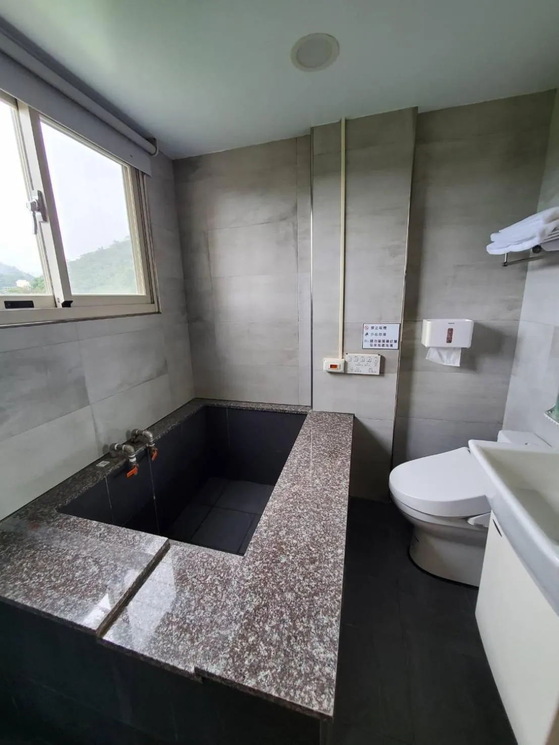 Bathroom in Slow Wow Hot Spring Hotel