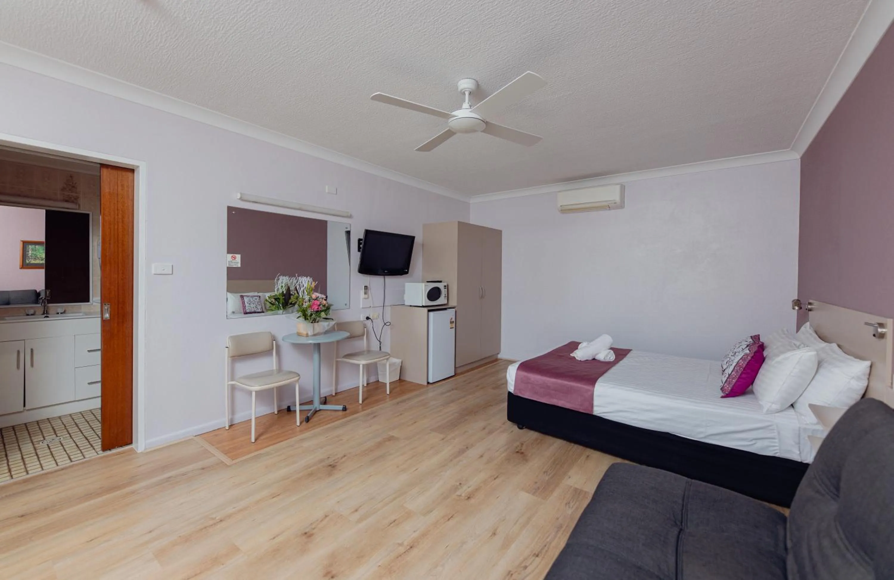 Photo of the whole room, Bed in Cumberland Motor Inn