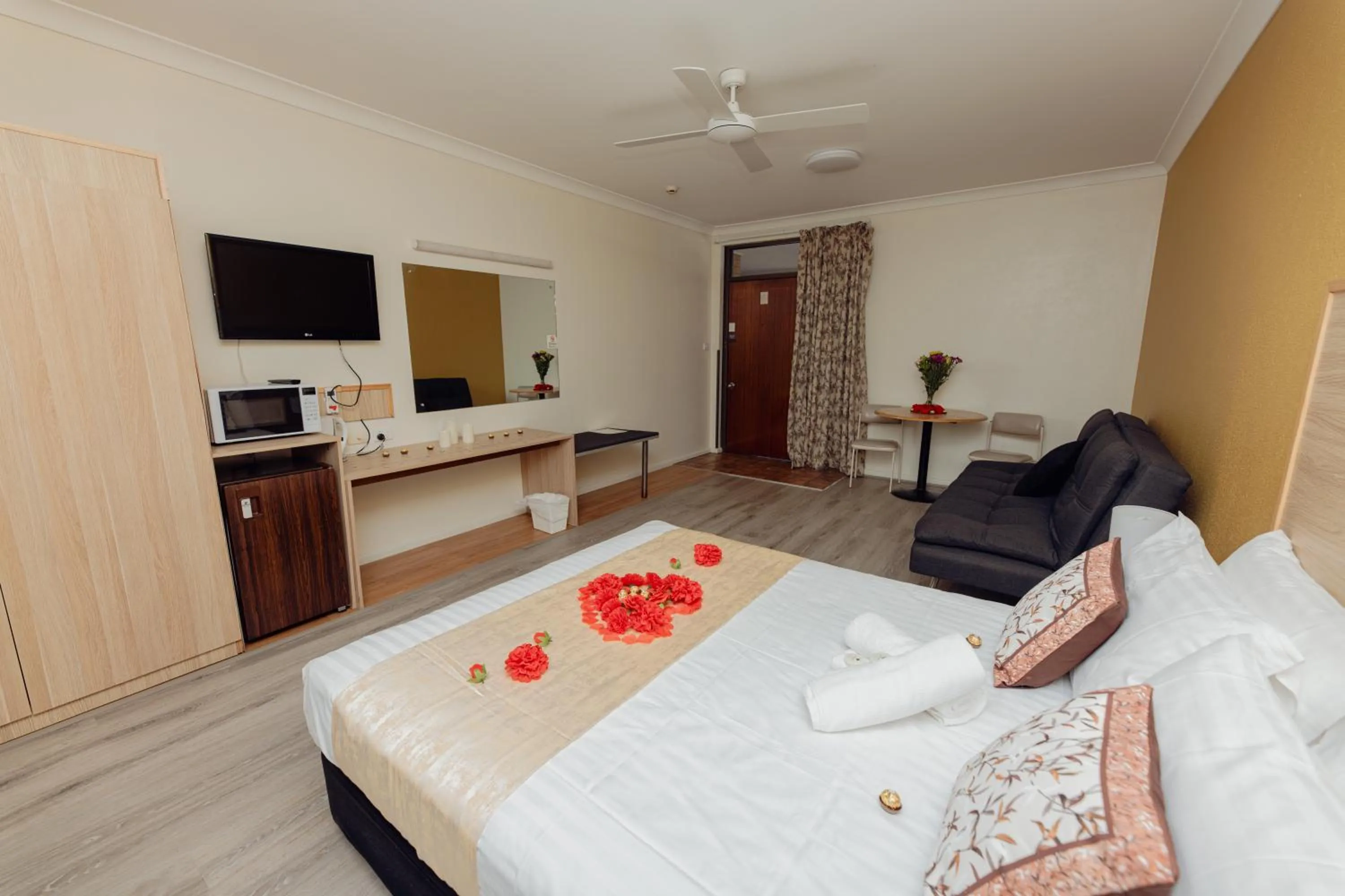 Bedroom, Bed in Cumberland Motor Inn