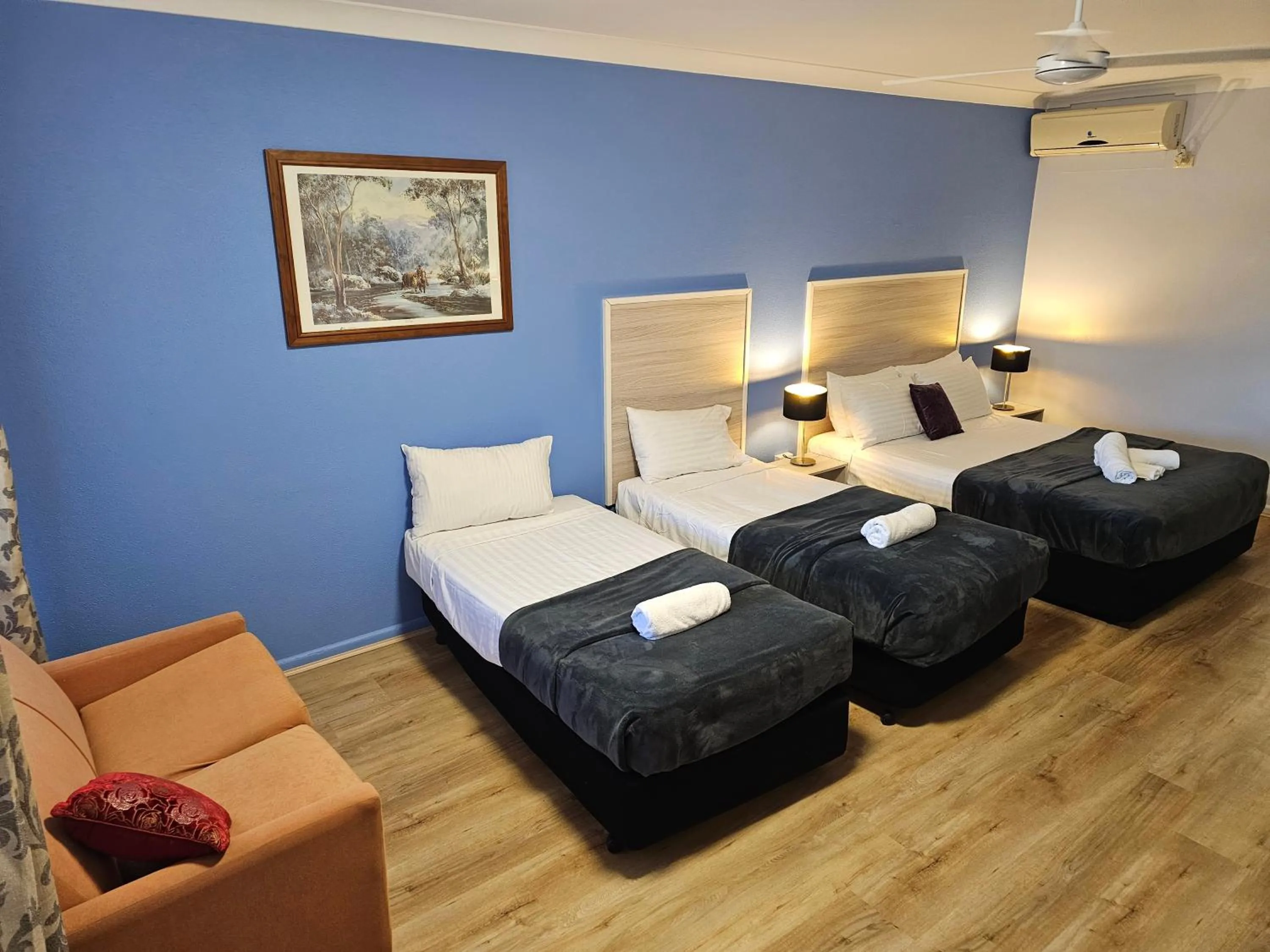 air conditioner, Bed in Cumberland Motor Inn