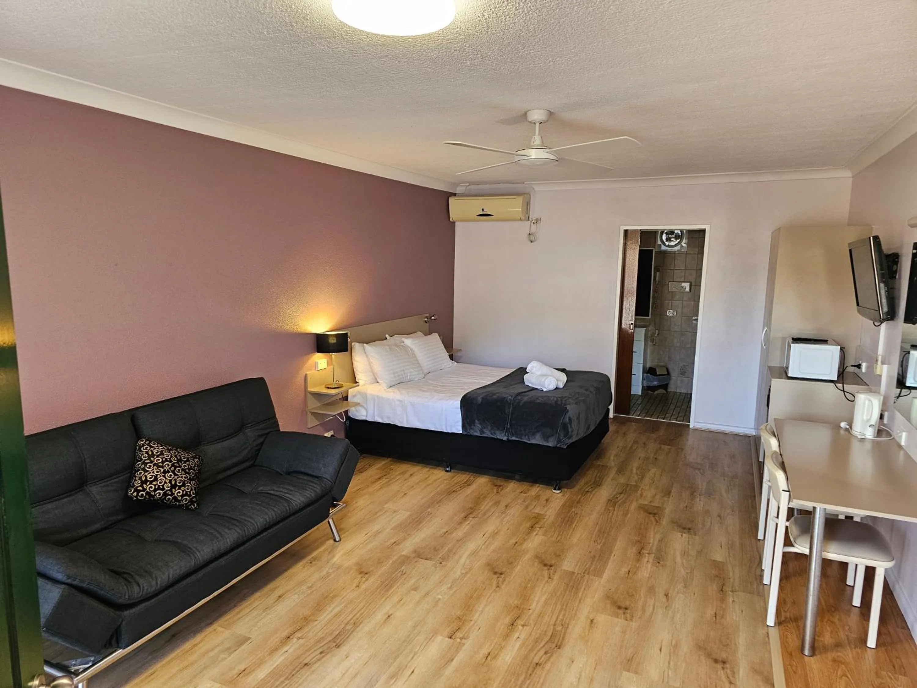 Photo of the whole room, Bed in Cumberland Motor Inn