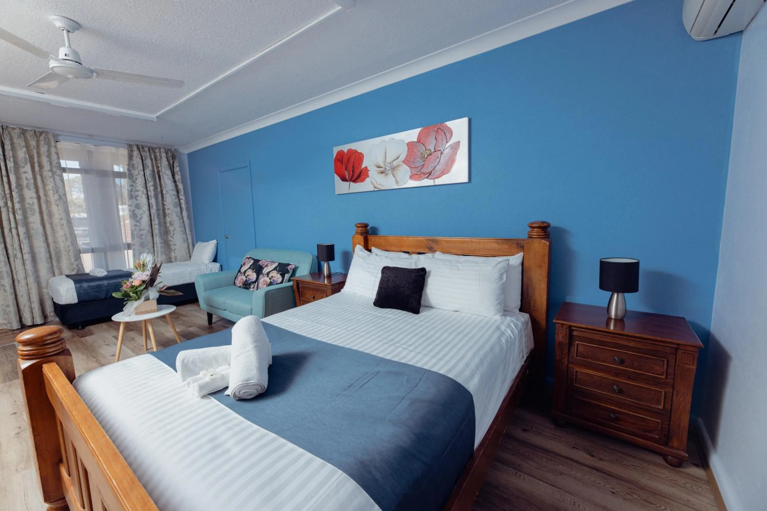 Seating area, Bed in Cumberland Motor Inn