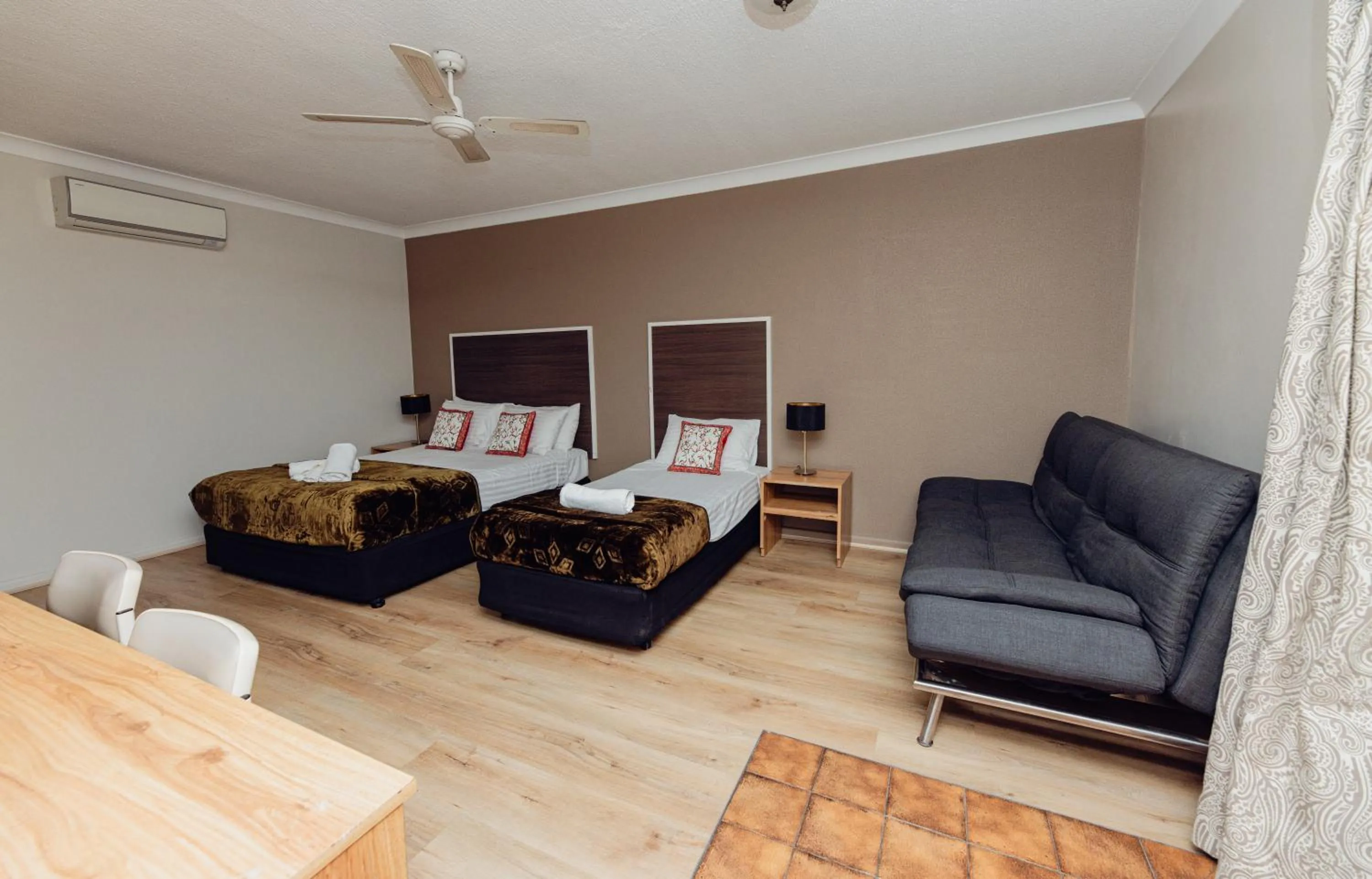 Bedroom, Bed in Cumberland Motor Inn