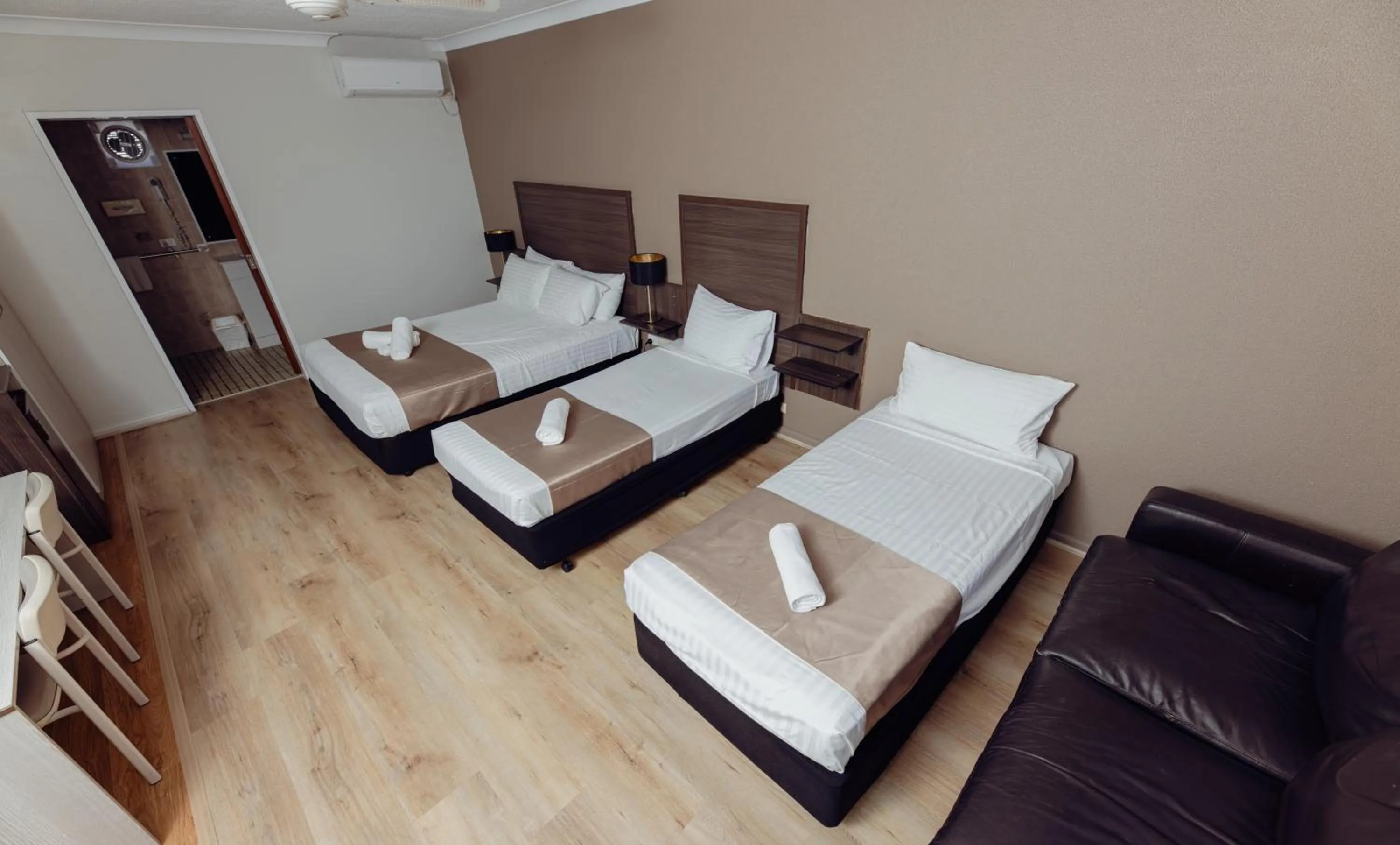 Bedroom, Bed in Cumberland Motor Inn