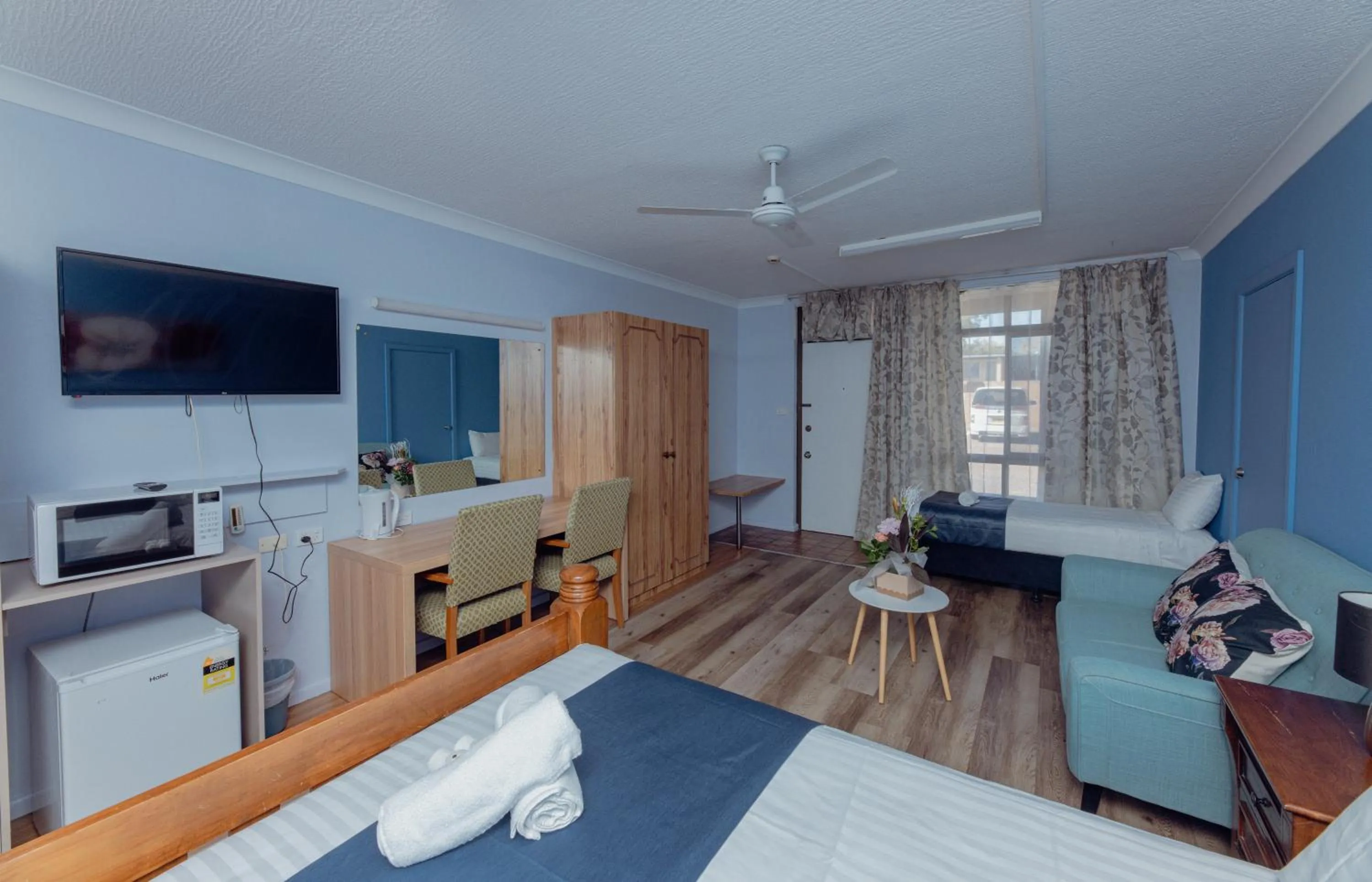 Bedroom, Bed in Cumberland Motor Inn