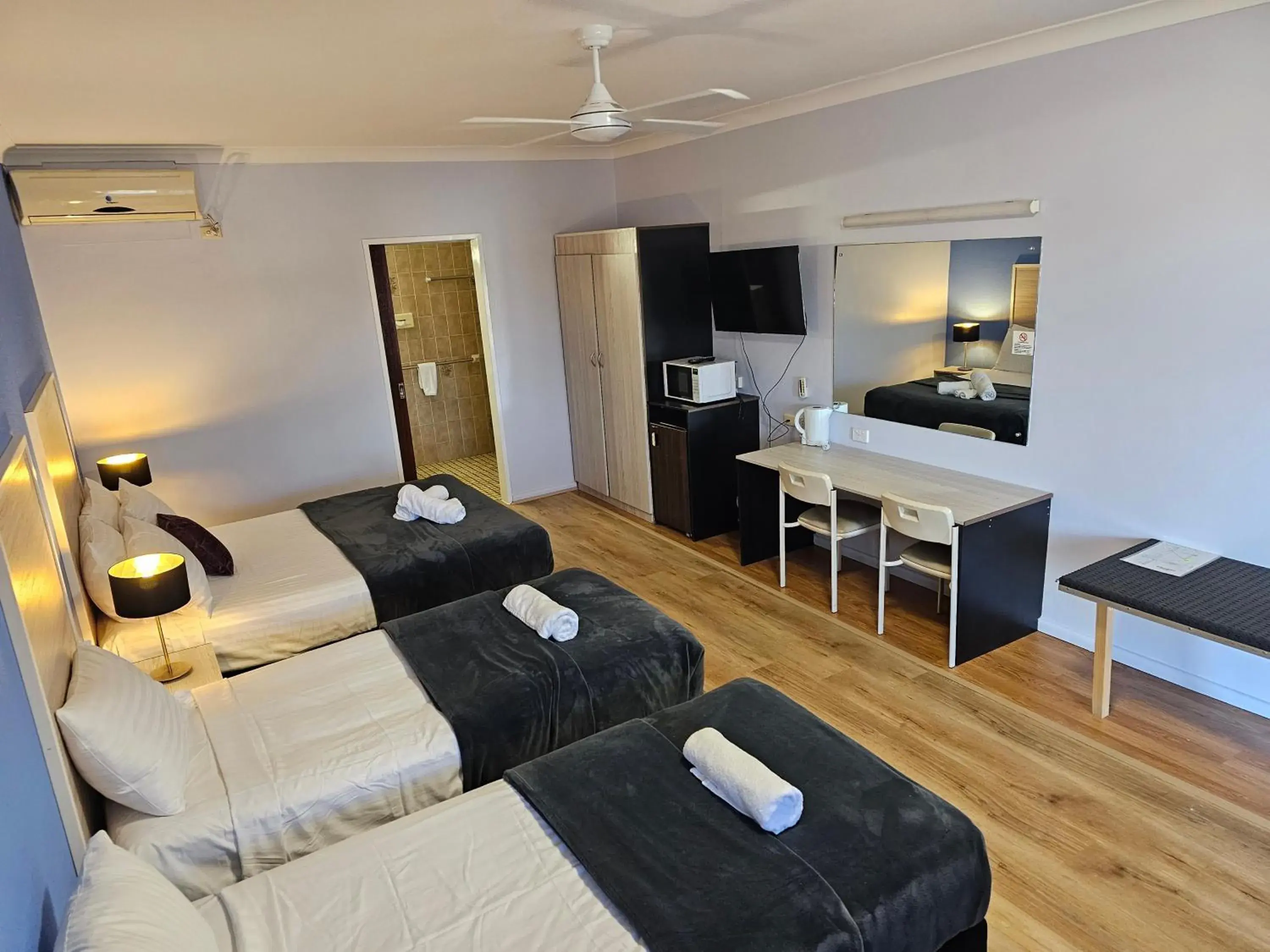 Family Room in Cumberland Motor Inn Family Room in Cumberland Motor Inn